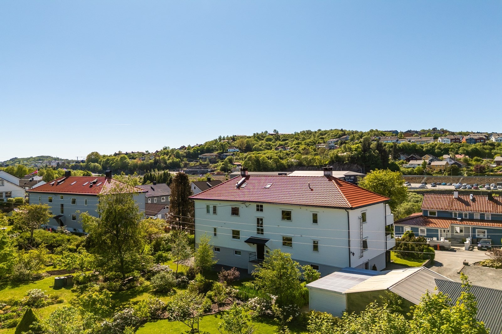 Det er ellers kort vei til nærmeste dagligvare som Spar Skjoldtun 3 minutter unna, Meny Lagunen 5 minutter unna og Rema 1000 Skjold som også er søndagsåpen 5 minutter unna Galleribilde
