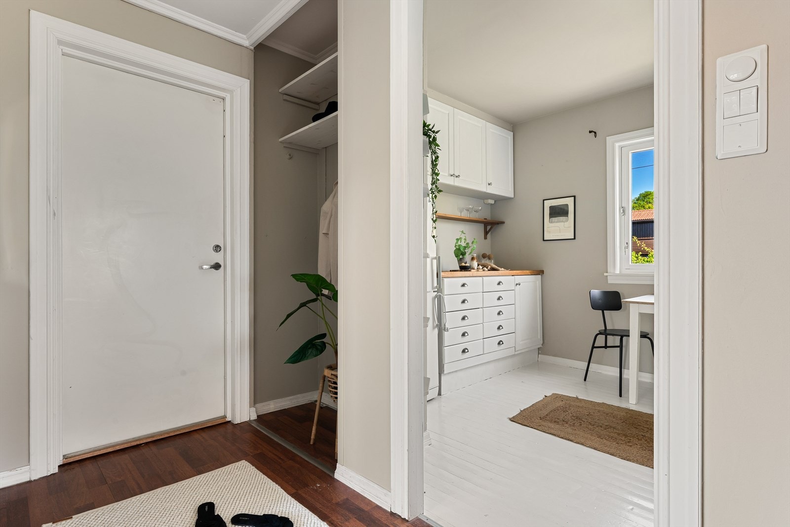 Man blir ønsket velkommen inn i romslig og praktisk entre med plass til å henge fra seg yttertøy og sko Galleribilde