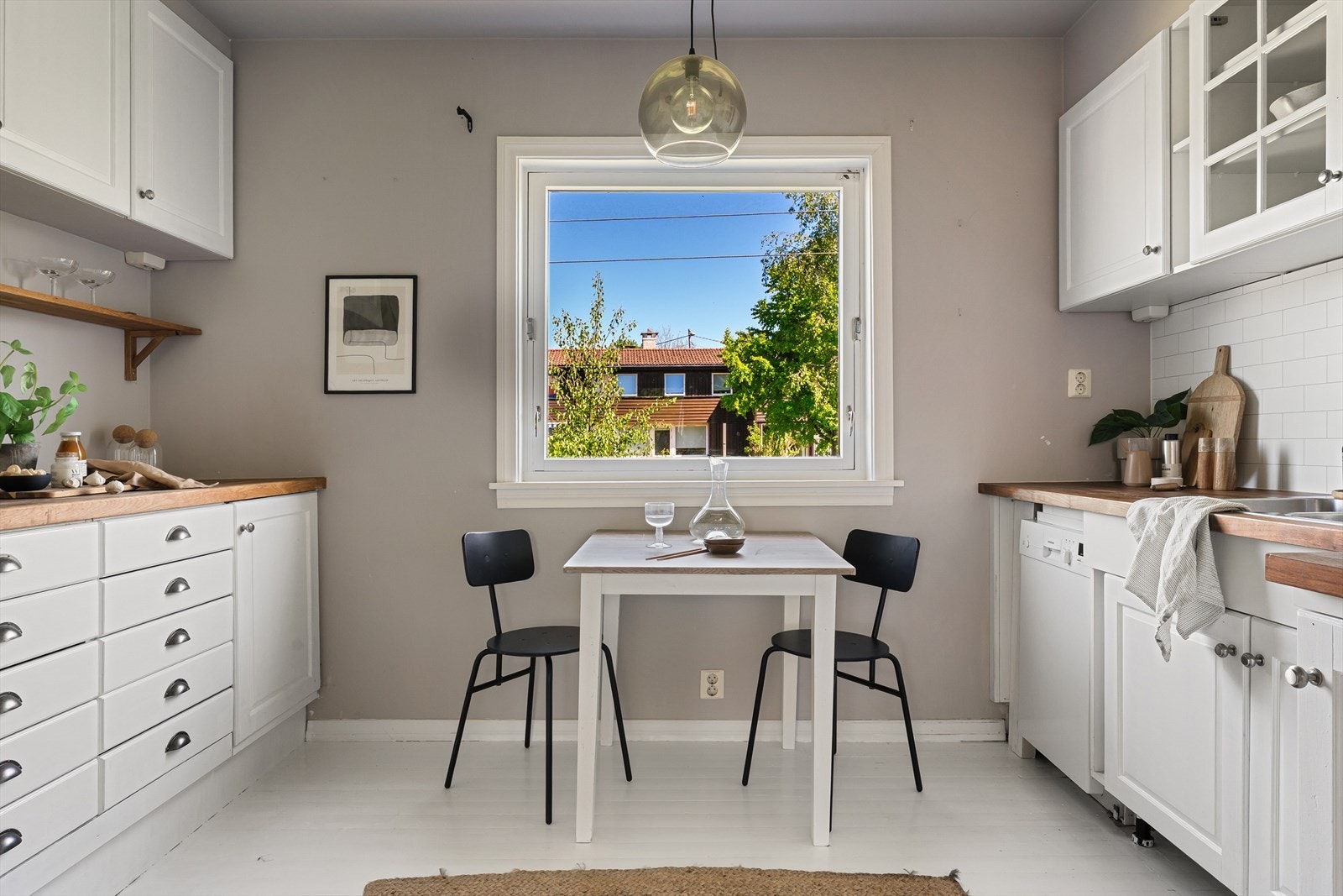 Også et stort vindusfelt som skaper en god atmosfære Galleribilde