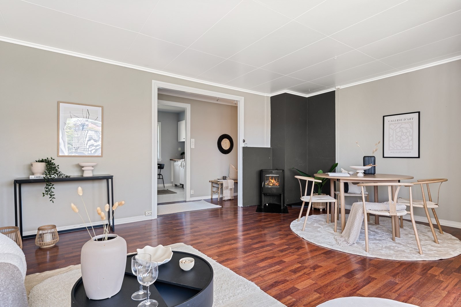 Stuen er på 24,7 m² og kan vise til naturlige møbleringssoner med plass til en sofa- og spisegruppe Galleribilde