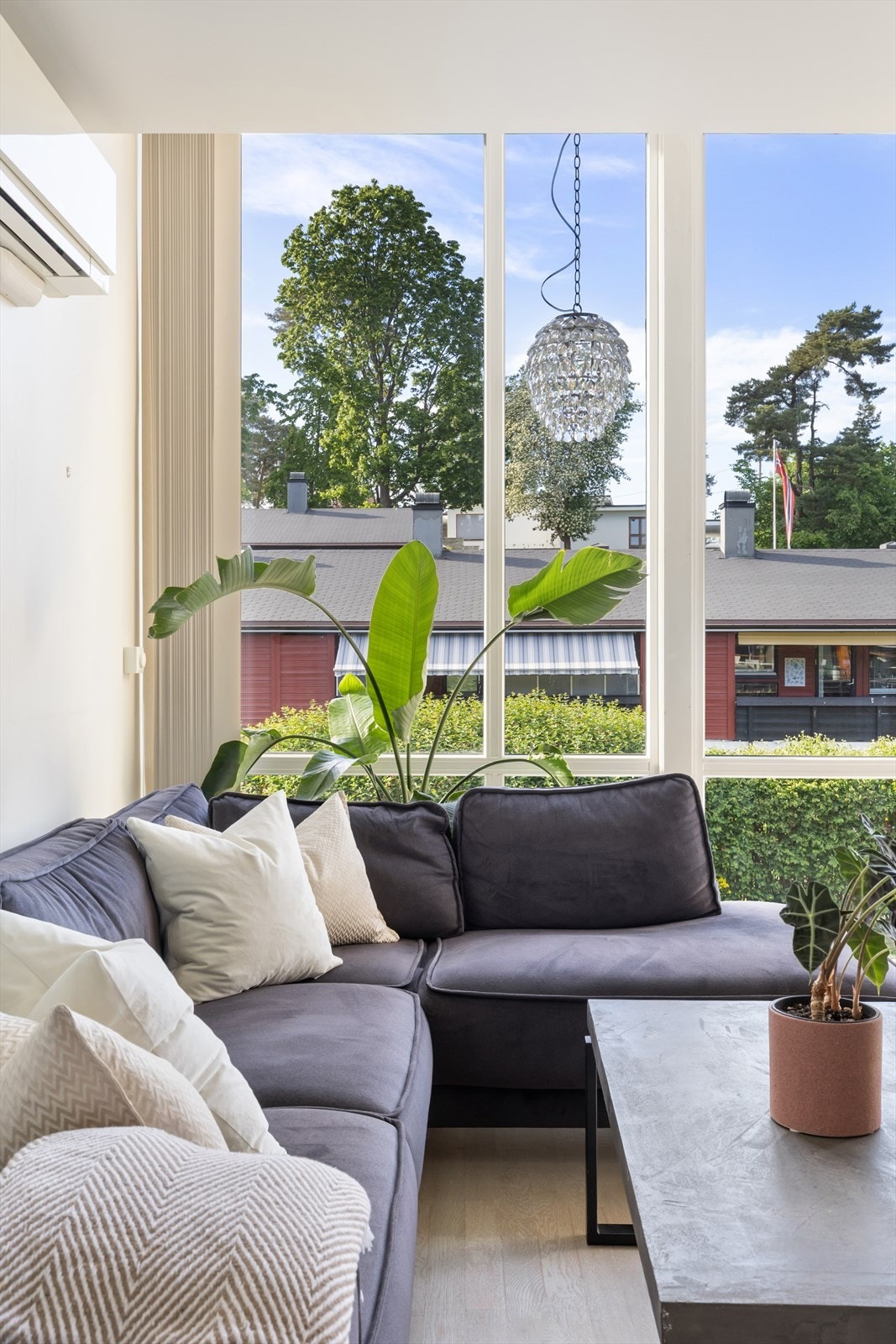 Boligen er en del av et veldrevet sameie. Det er meget lave felleskostnader på kun kr. 1 615,- per måned som inkluderer både kabel-TV/internett og varmtvann. Galleribilde
