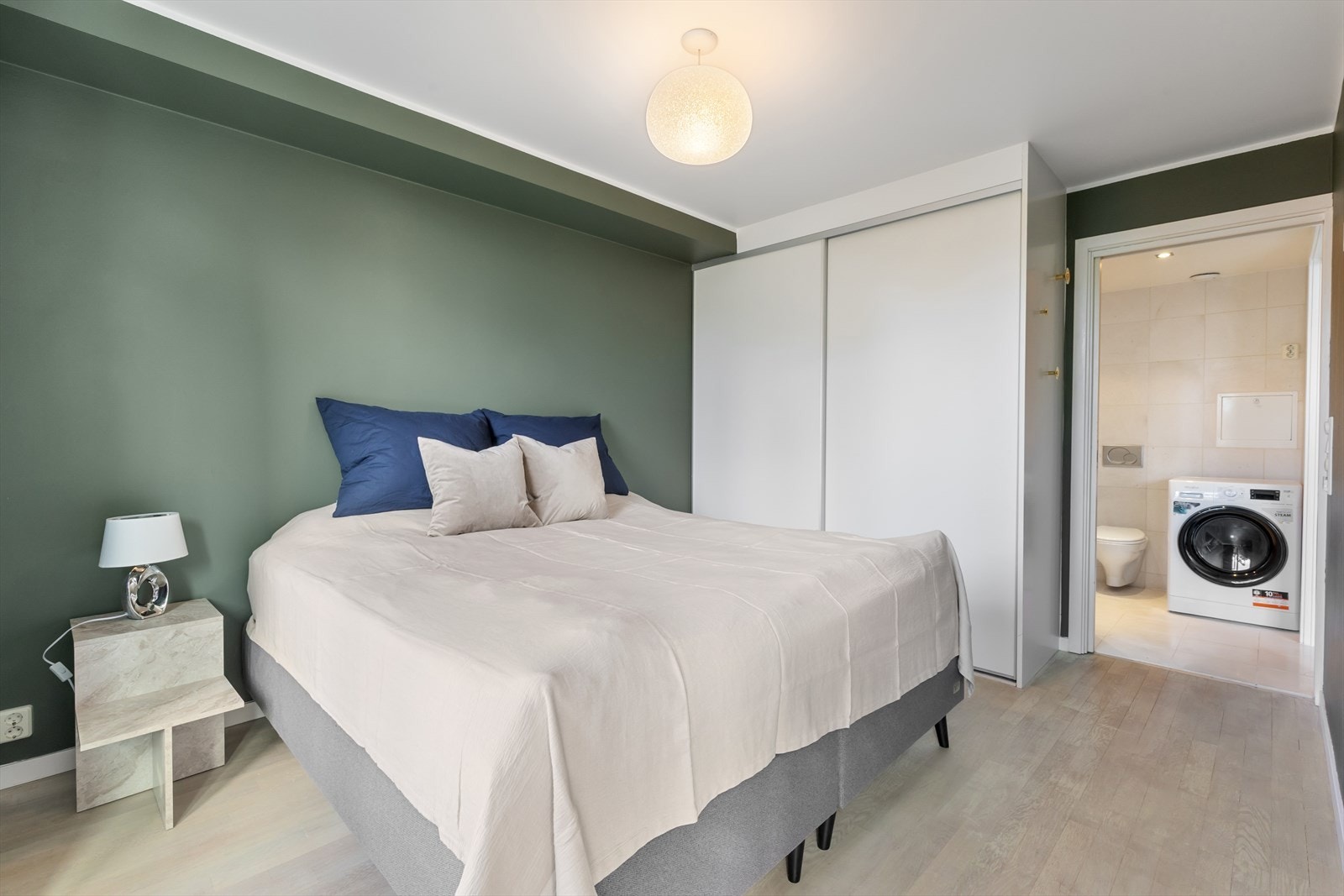 Det er stor skyvedørsgarderobe på soverommet. Direkte adkomst til badet. Galleribilde