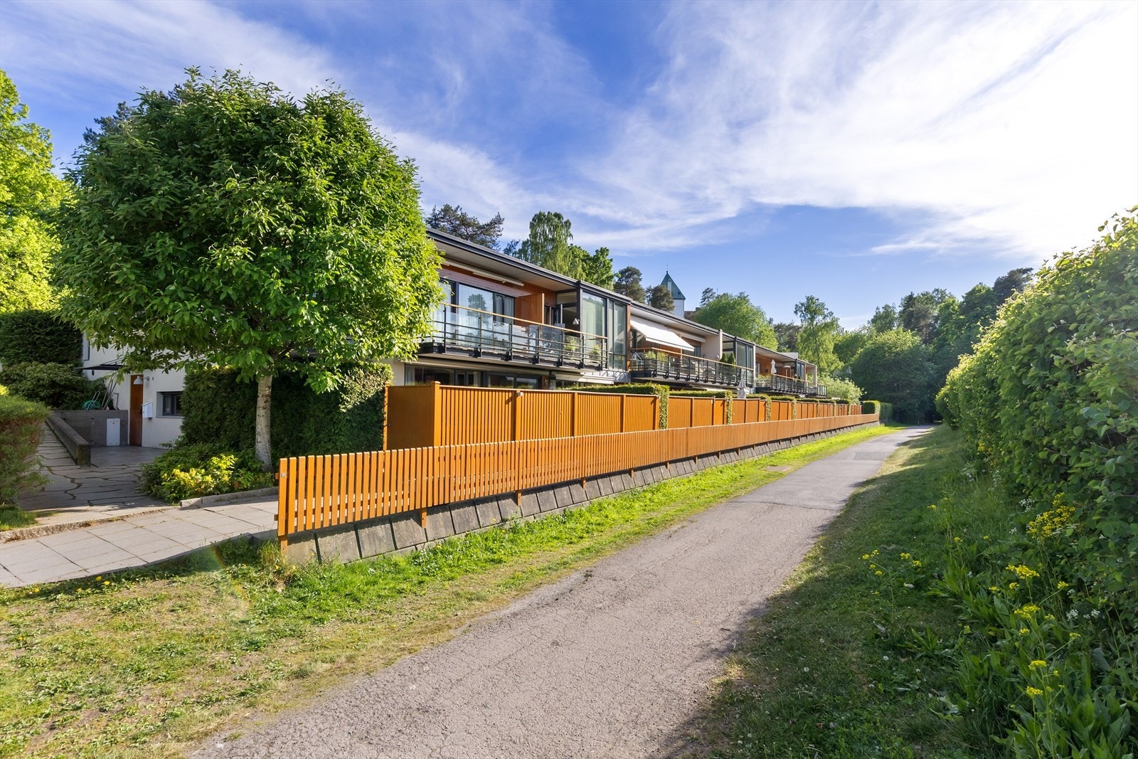 Eiendommen har etterspurt beliggenhet rett ved Huk. Her har du store friarealer i umiddelbar nærhet, kort gangvei ned til Huk med sandstrand, kiosk og uteservering sommerstid. Galleribilde