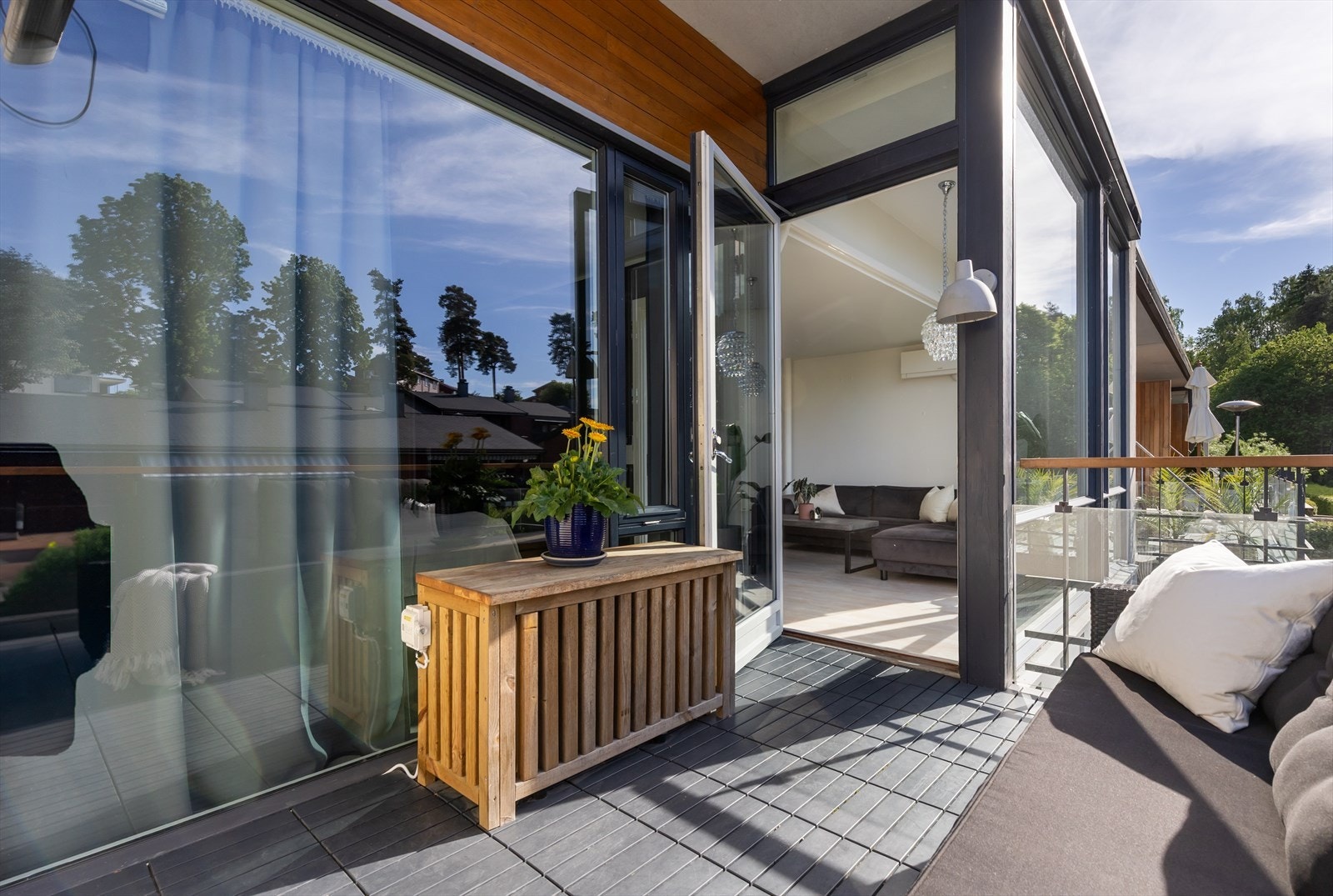 Det er stikkontakt, varmelampe og belysning på balkongen. Galleribilde