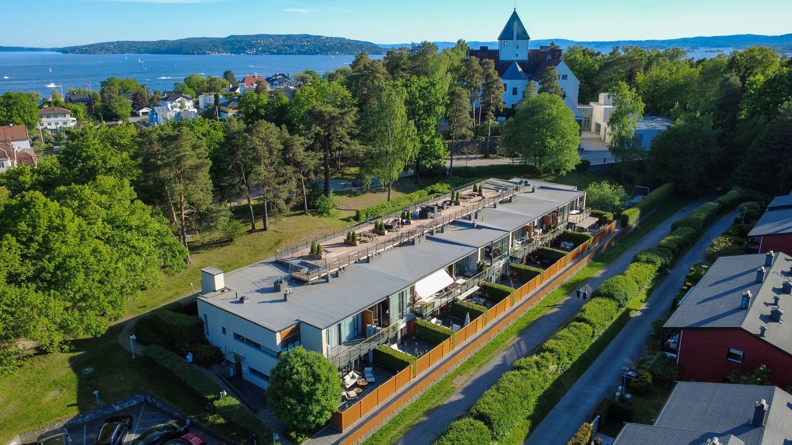 Boligen har sjønær beliggenhet med fantastiske nærområder bestående av skog, strand og kyststi. Villa Grande troner på en høyde ved siden av eiendommen. Galleribilde