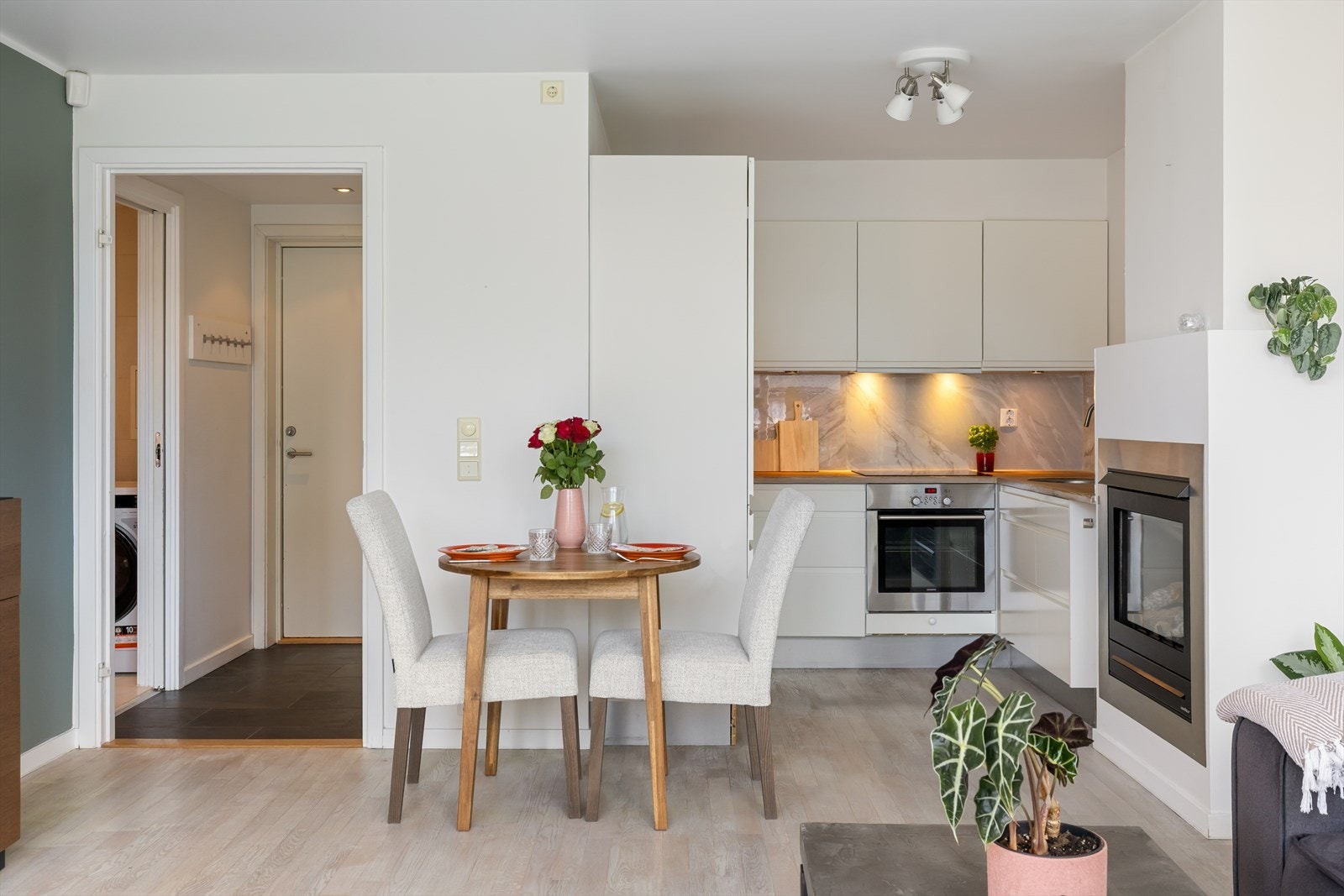 Boligen holder gjennomgående god standard med smakfulle farge- og materialvalg over det hele. Det er parkett på gulvet og slette overflater på vegger og himlinger. Galleribilde
