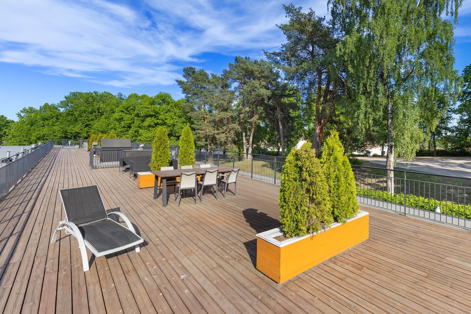 Takterrassen har beplantning, flere sittegrupper og gode soner - til stor glede for beboerne. Galleribilde