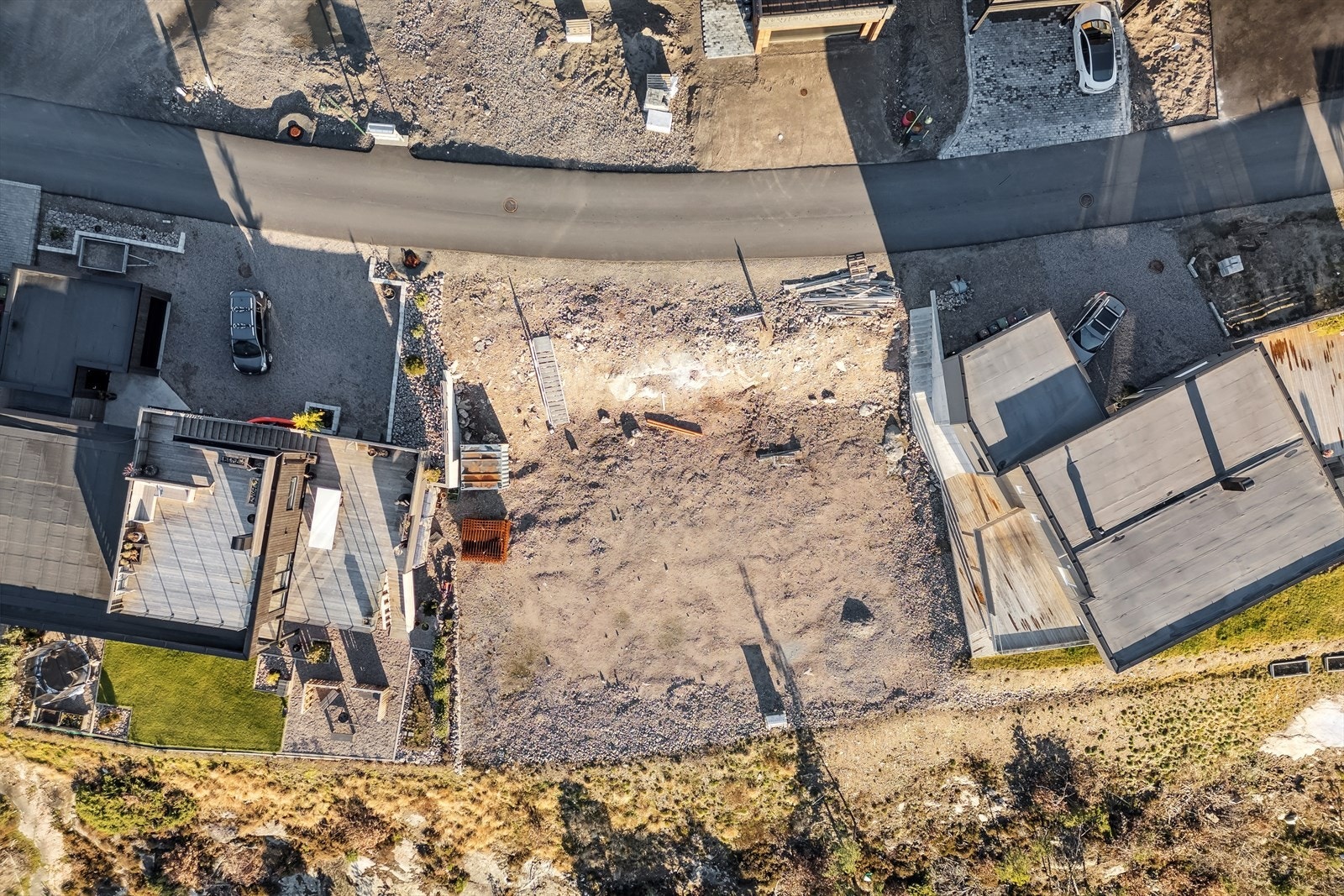 Tomten er på hele 661 kvm, og har god plass til både enebolig med sekundærbolig, garasje og hage. Galleribilde