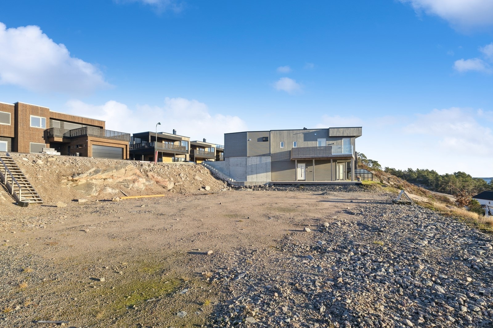 På bakkeplan fra tomten. Galleribilde