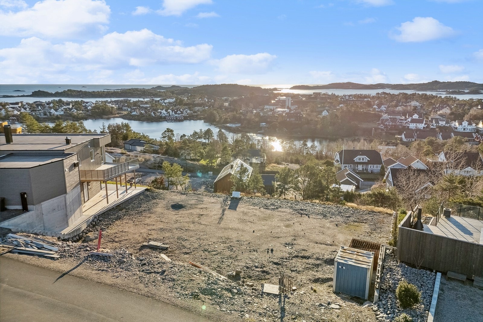 Grovplanert tomt med vann og strøm lagt fram til tomtegrensen. Galleribilde