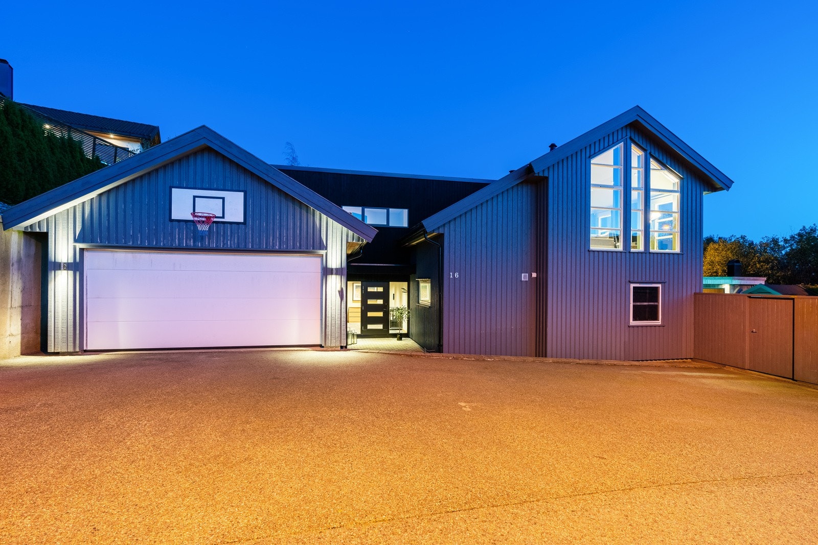 Dobbel garasje og parkering i gårdsplass Galleribilde