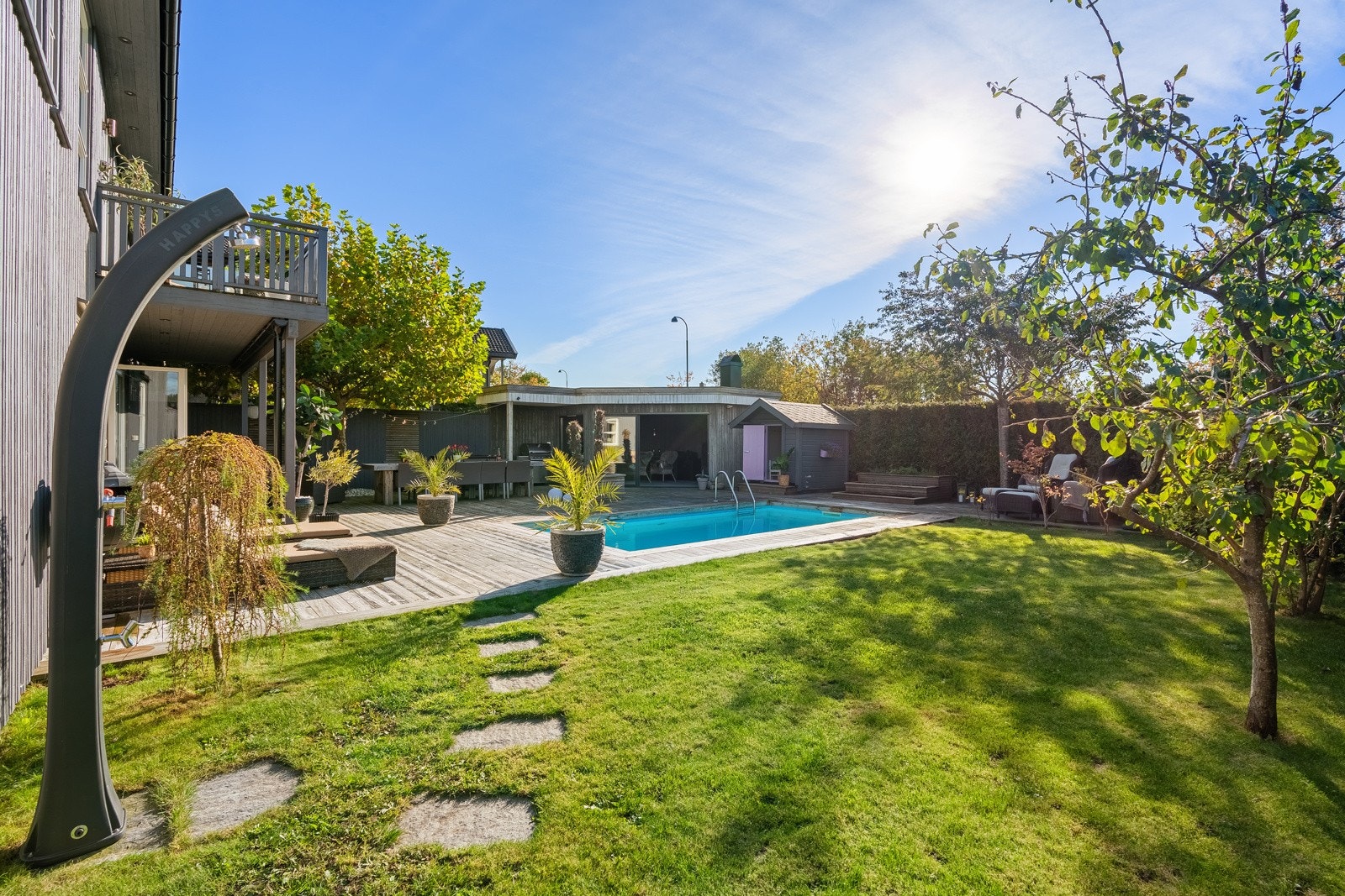 Grillbu med pizzaovn og sittegruppe Galleribilde