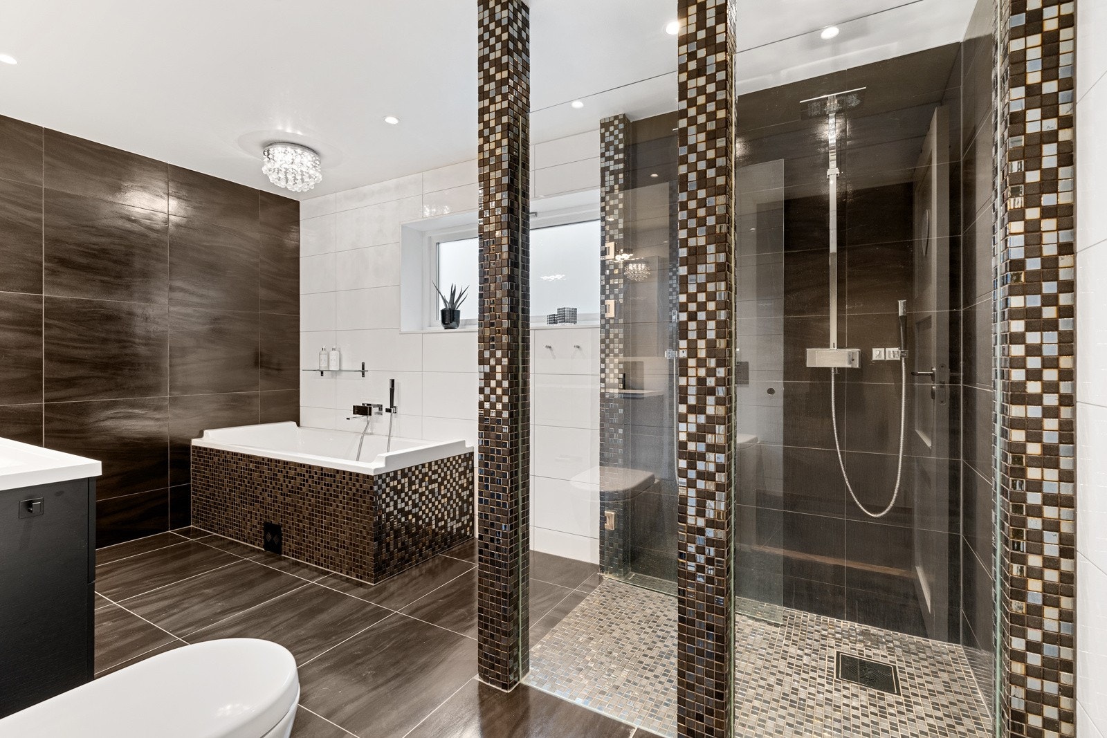 Pent bad med dobbel dusj og badekar Galleribilde