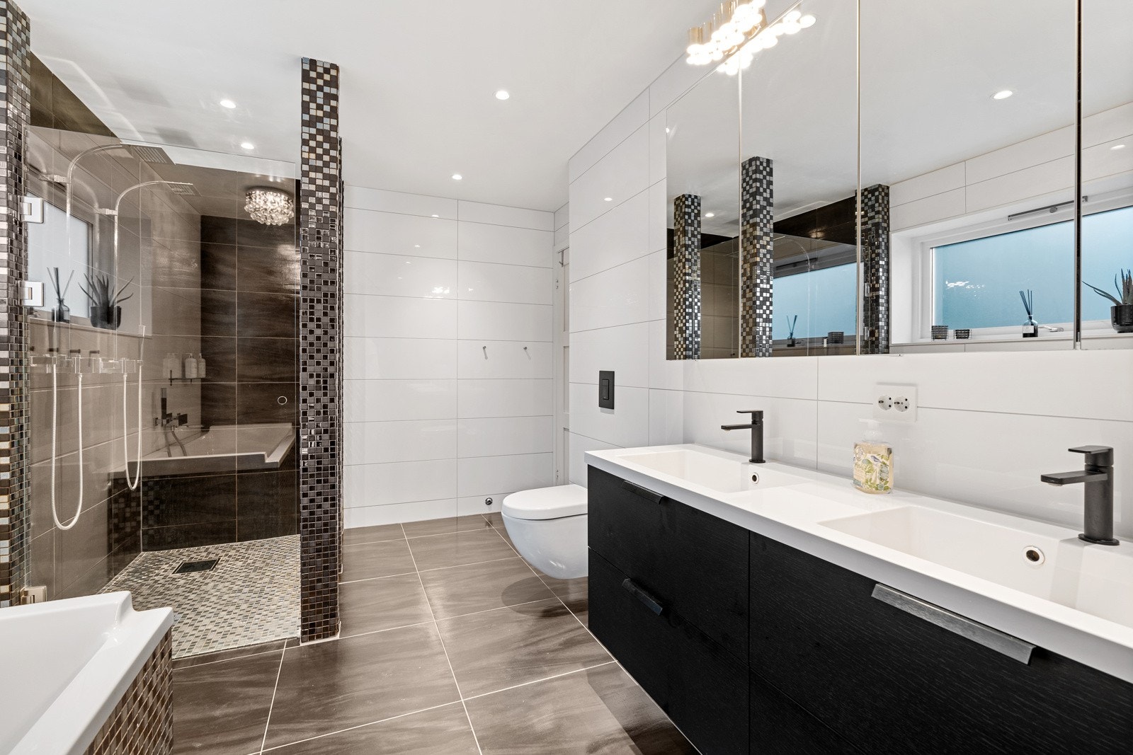 Pent bad med dobbel dusj og badekar Galleribilde