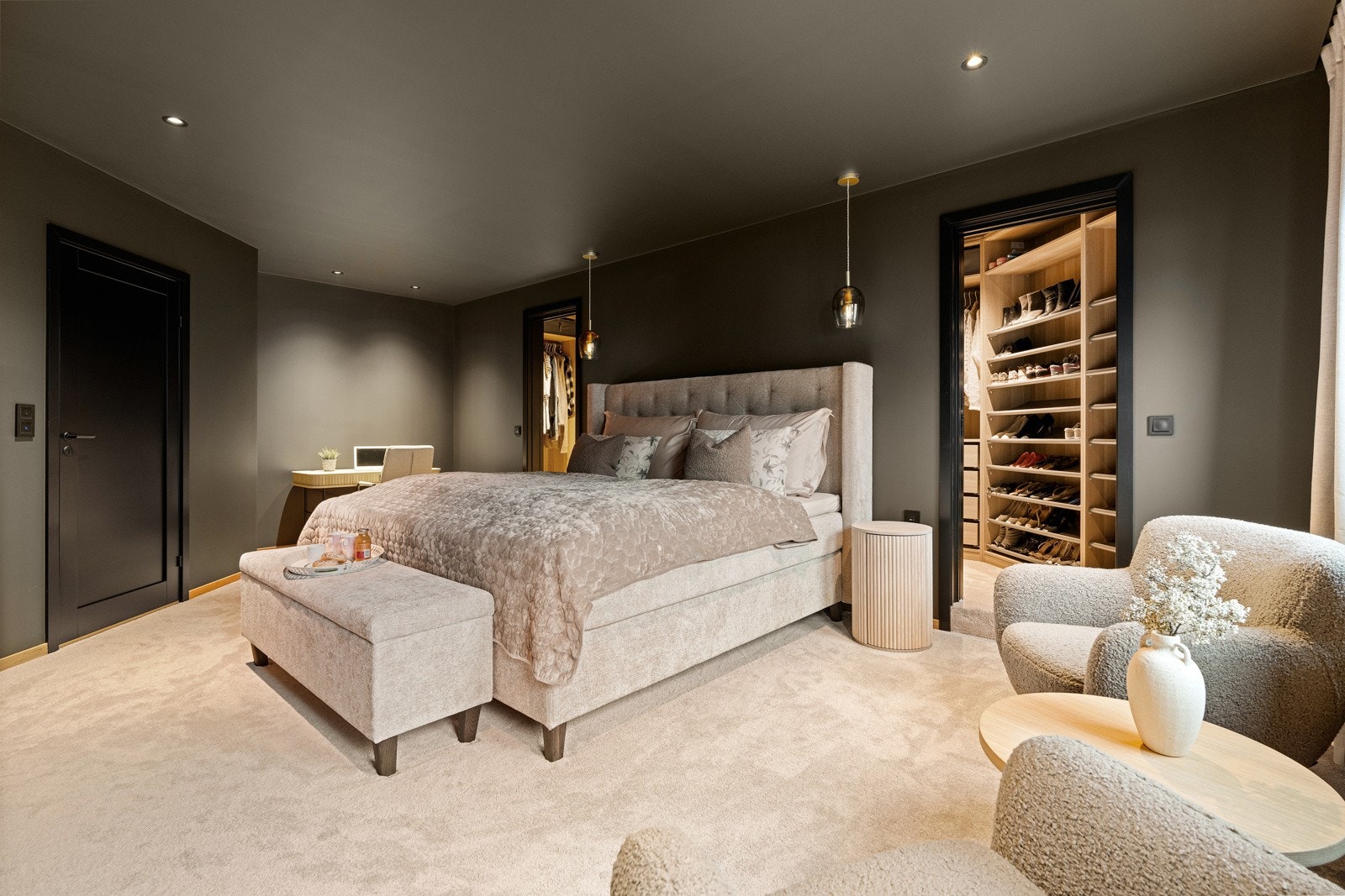 Nytt stort hovedsoverom/suite med eget bad og garderobe Galleribilde