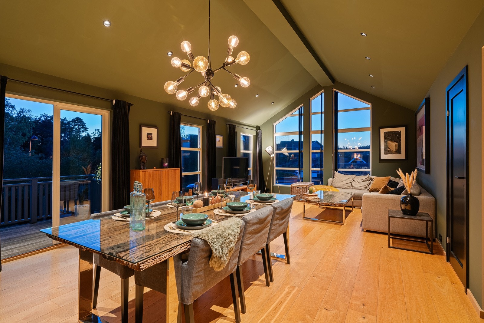 Utgang til veranda og god plass til langbord Galleribilde