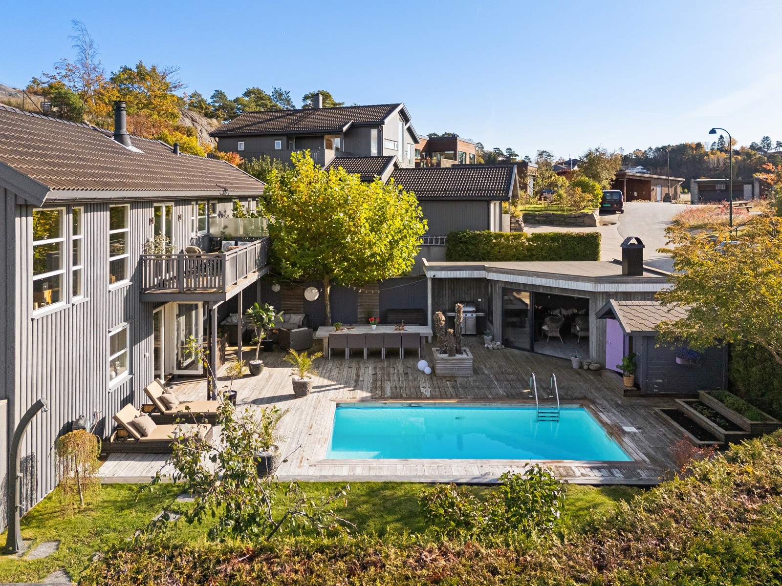 Stor og solrik uteplass Galleribilde