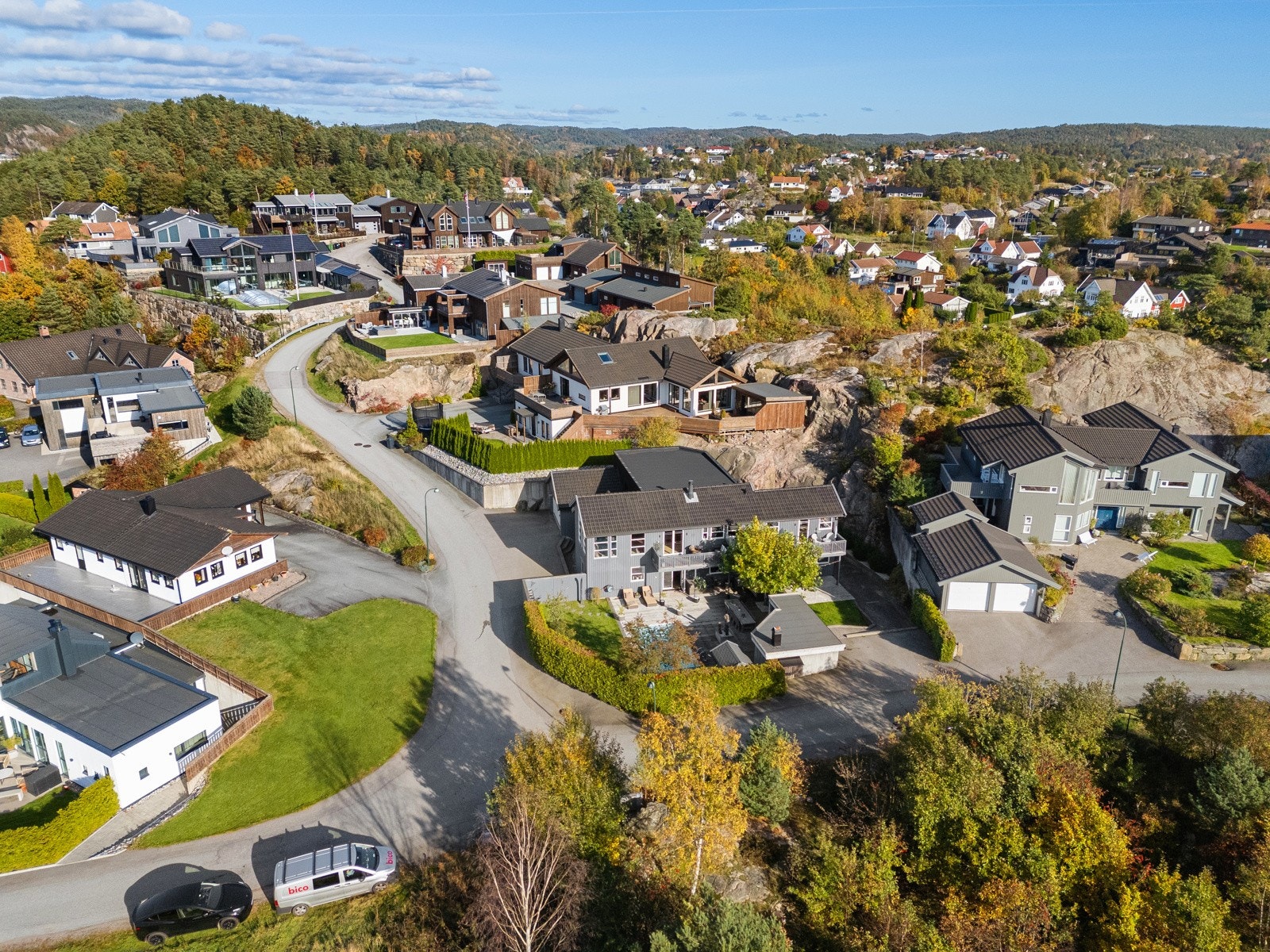 Aksteveien har sentral beliggenhet mellom Tangvall og Høllen Galleribilde