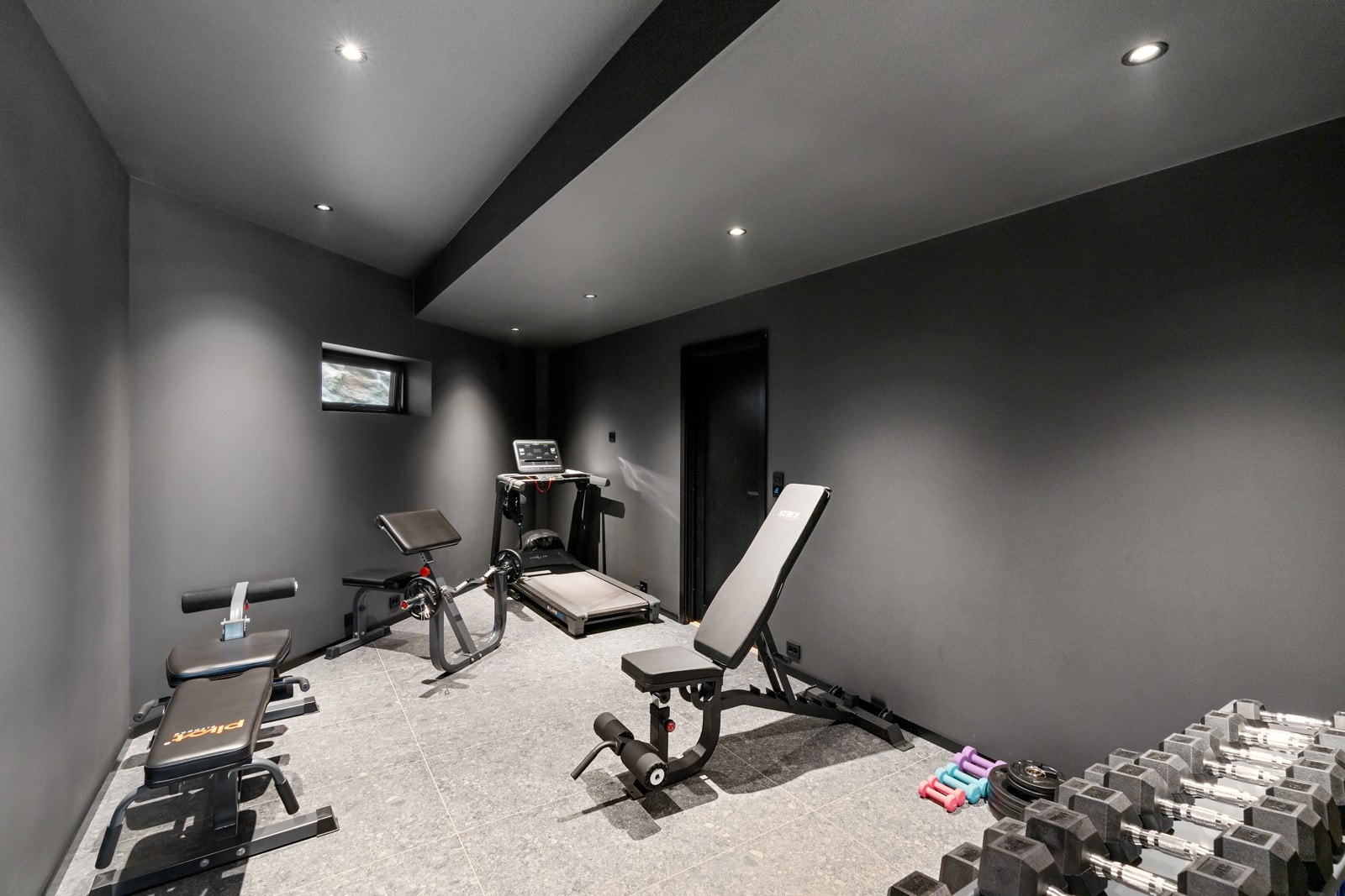 Verksted/bod som er brukt til treningsrom Galleribilde