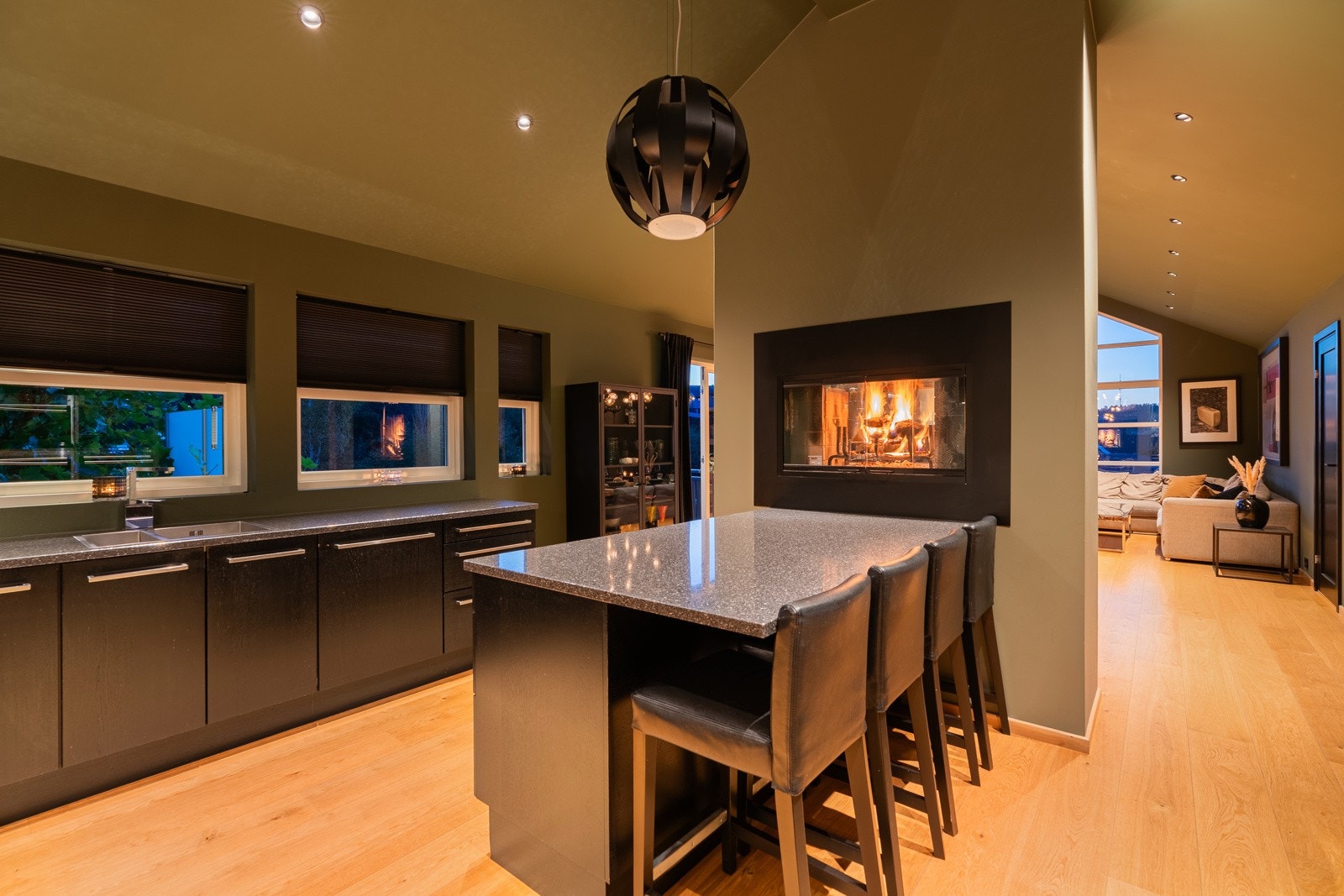 Kjøkkenet er godt utstyrt og det er Silestone benkeplate Galleribilde