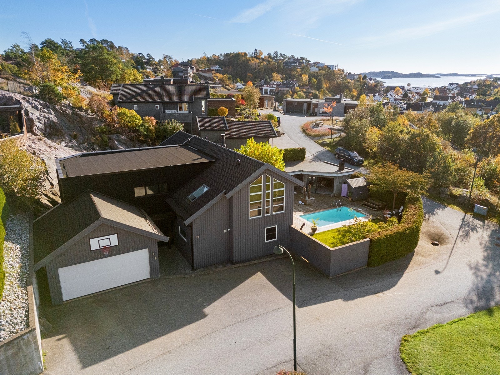 Nær Høllen med sandstrand og småbåthavn Galleribilde