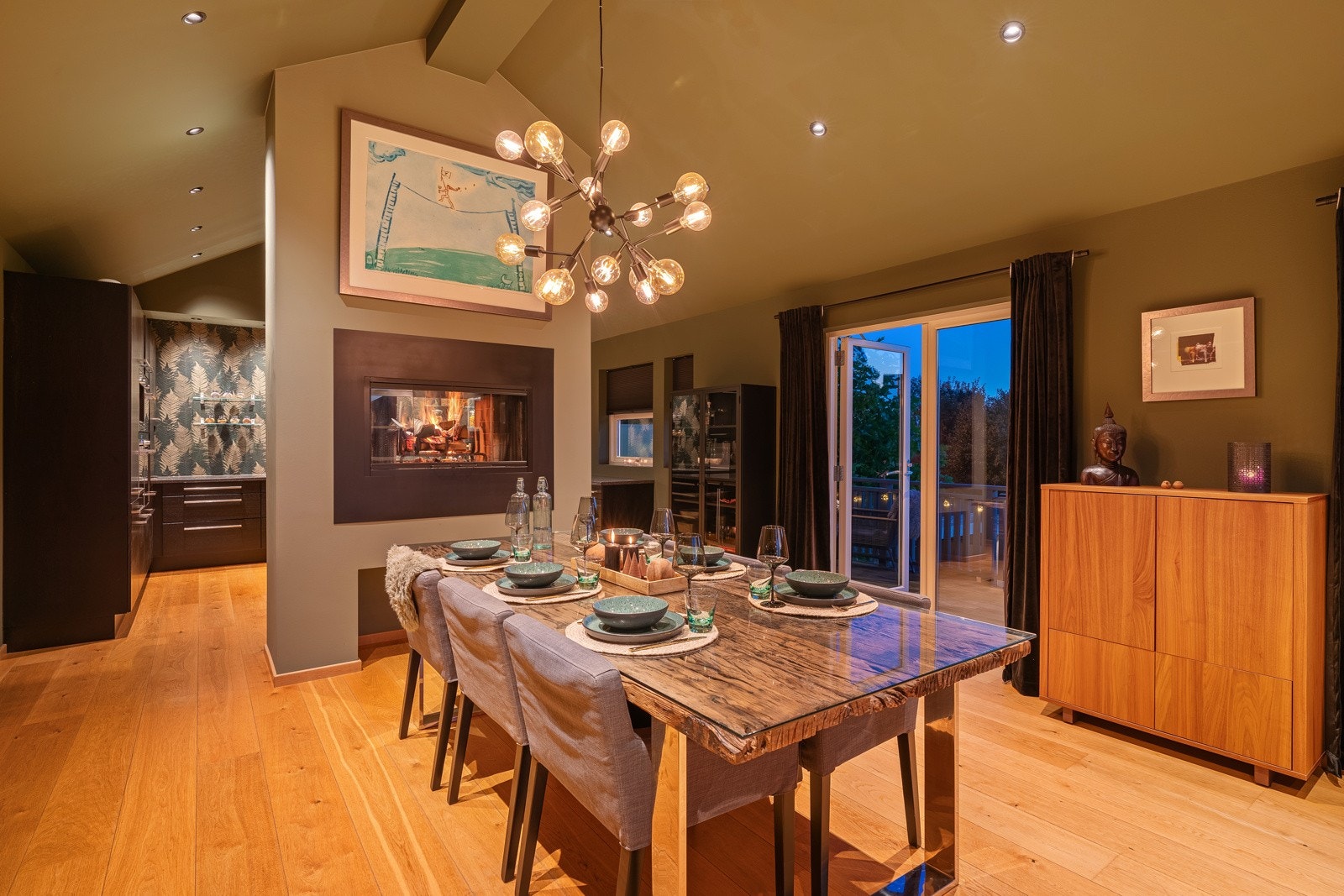 God takhøyde i stue og kjøkken gir ekstra god romfølelse Galleribilde