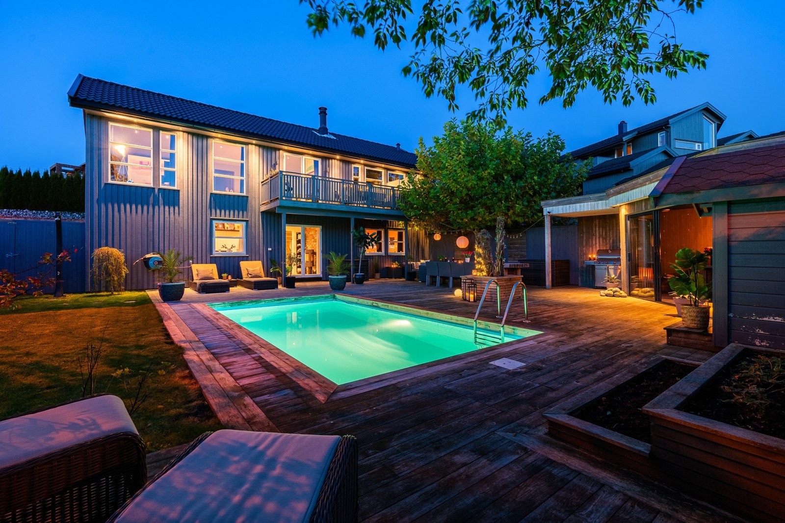 Meget pent uteområde med basseng og grillbu Galleribilde