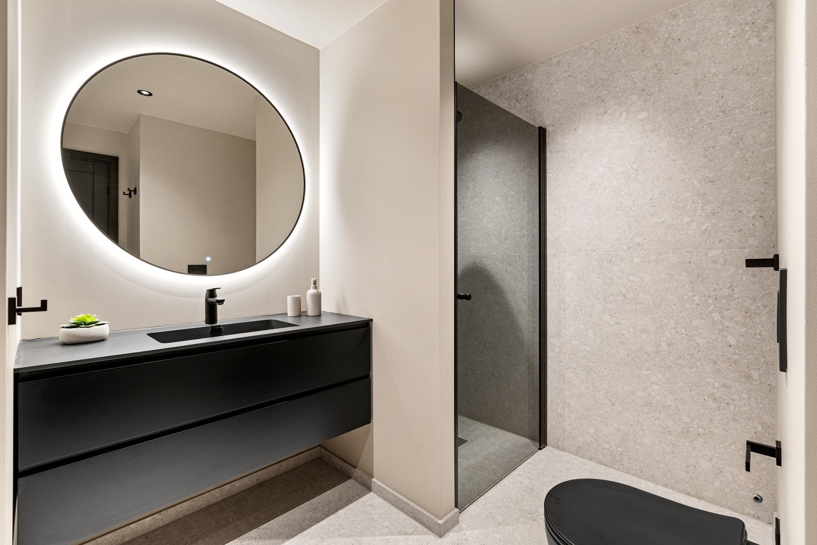 Nytt stort vaskerom med innredning, dusj og toalett Galleribilde