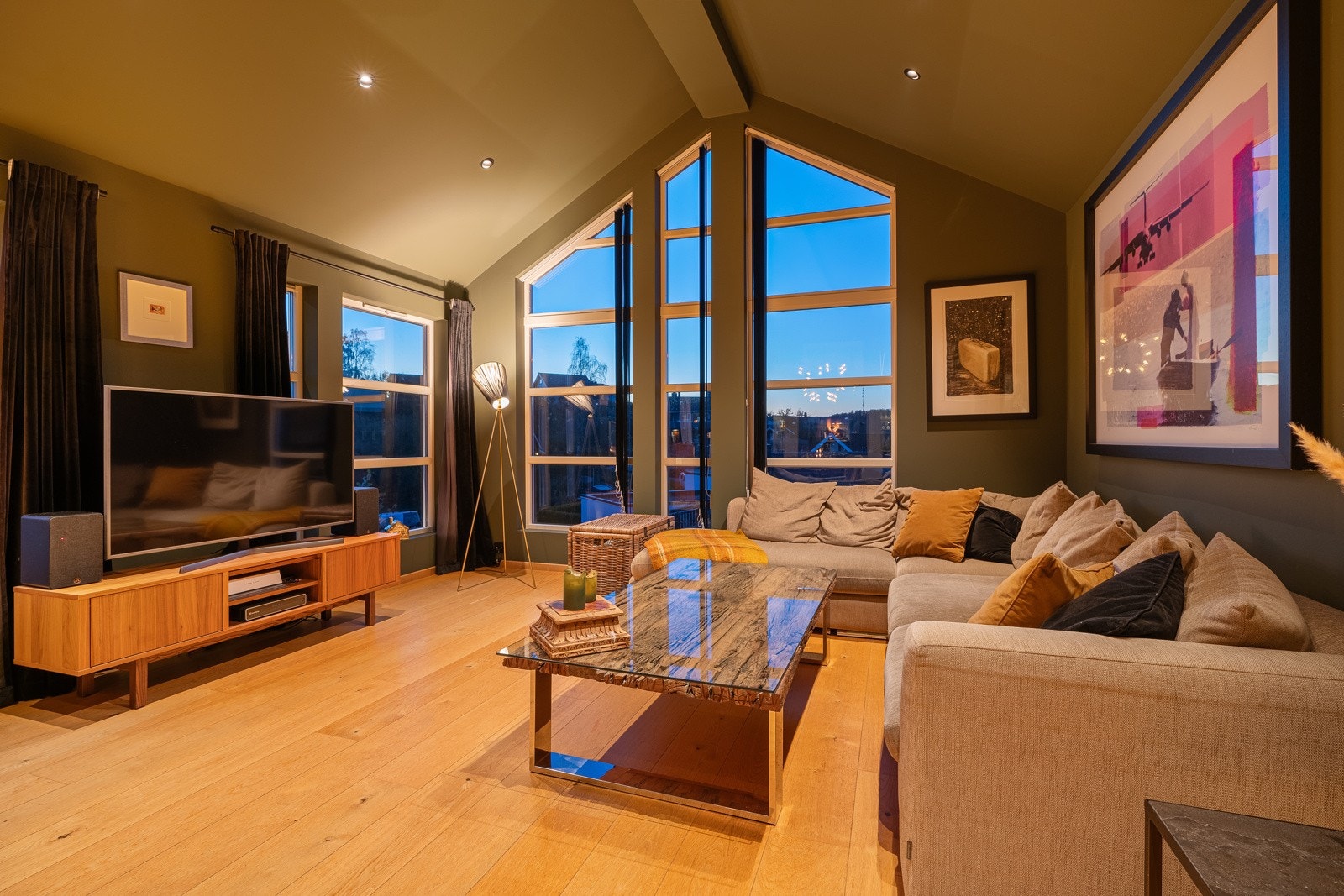 Store vindusflater i stuen Galleribilde