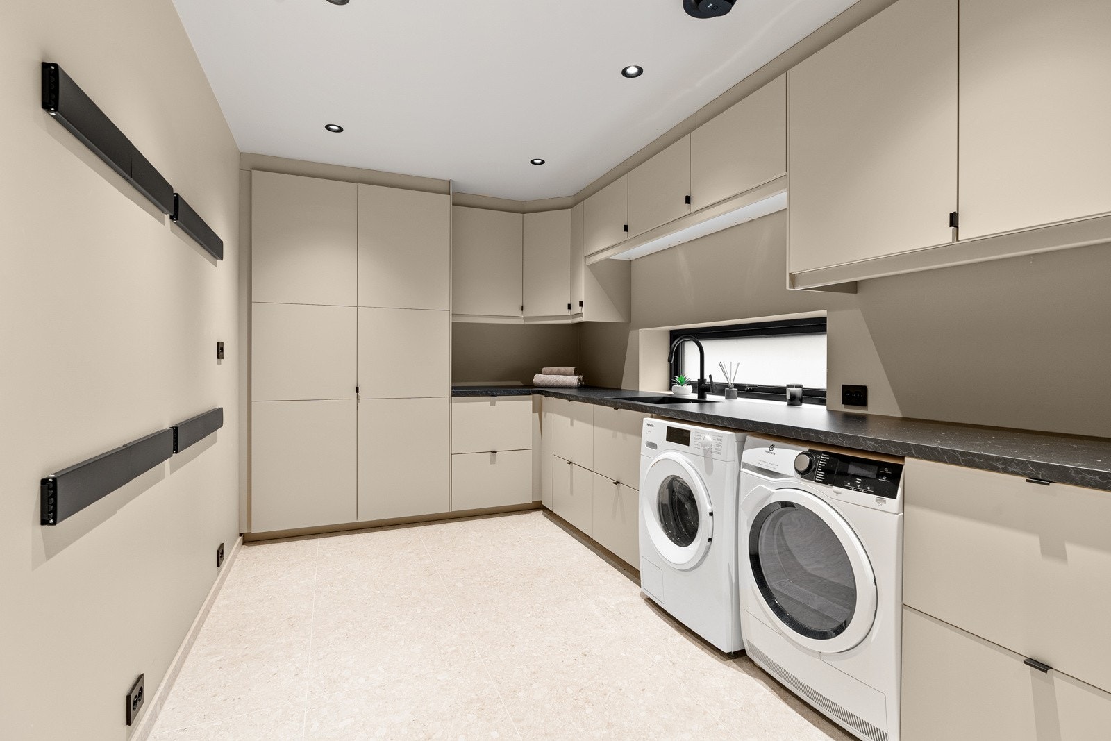 Nytt stort vaskerom med innredning, dusj og toalett Galleribilde