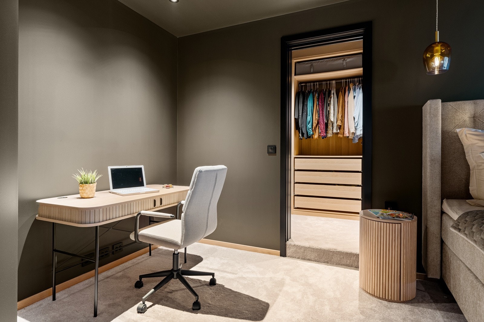 God plass skrivepult eller annen møblering Galleribilde