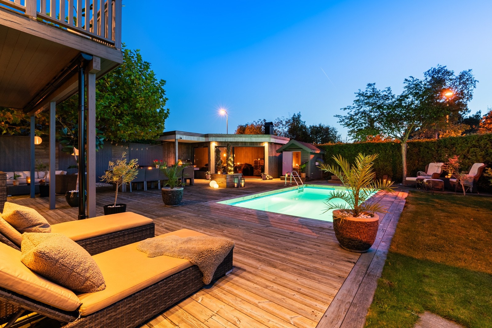 Meget pent uteområde med basseng og grillbu Galleribilde