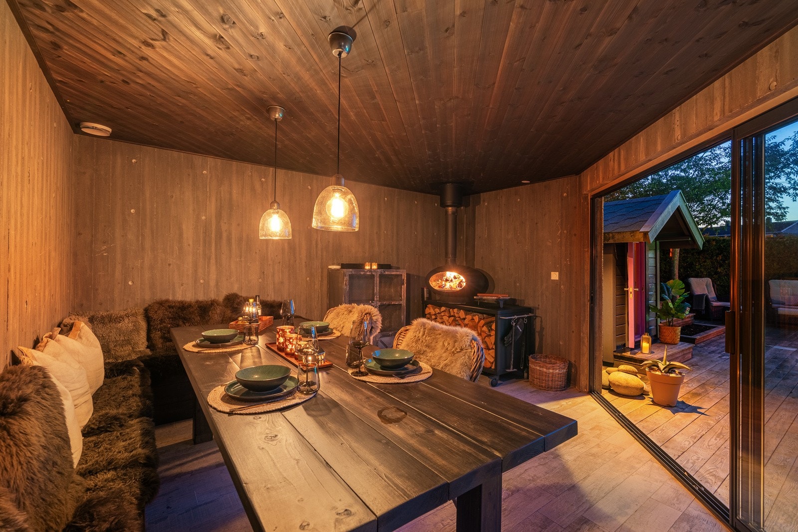 Legg merke til pizzaovnen - sittegruppen følger også med Galleribilde