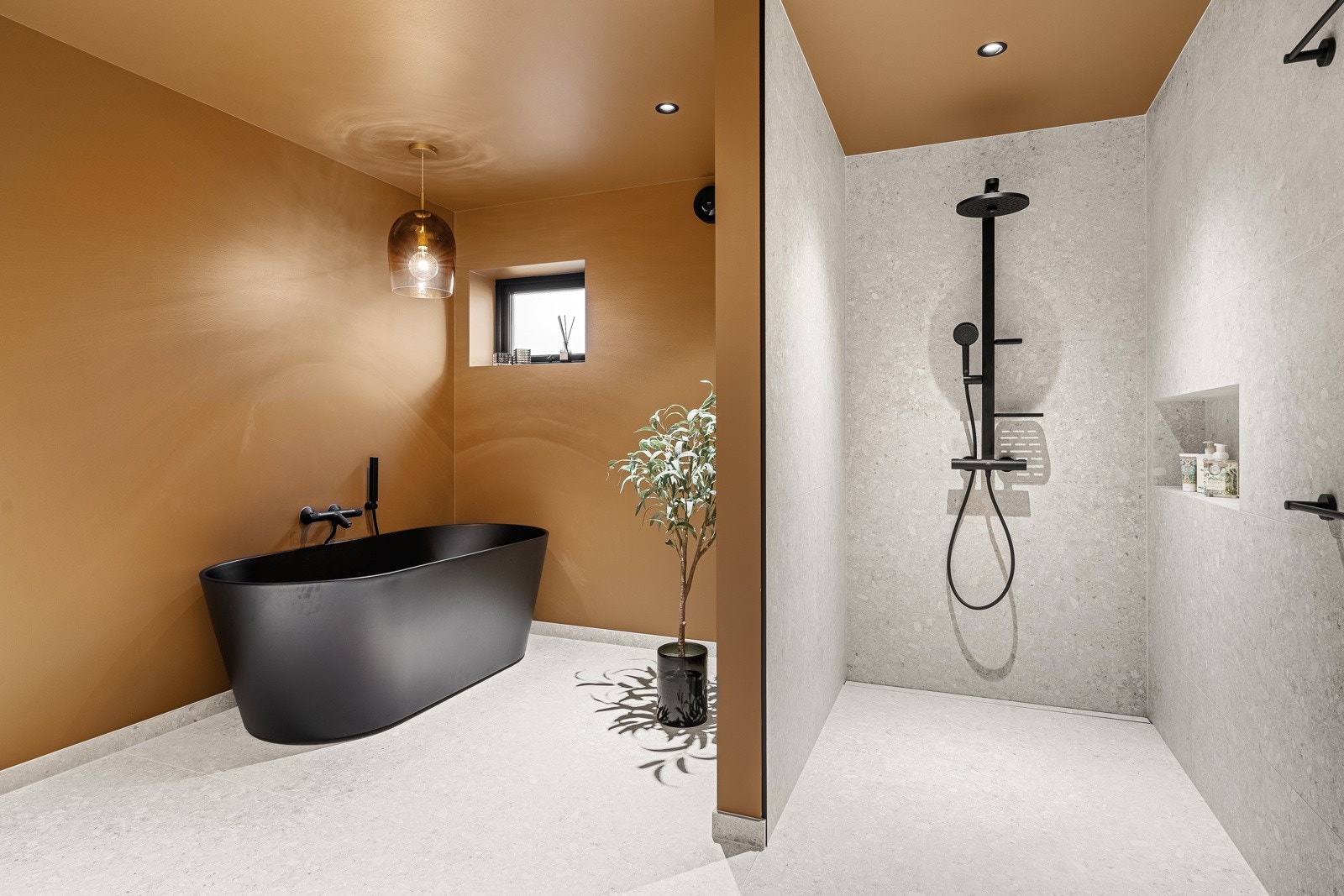 Nytt lekkert bad i tilknytning til hovedsoverommet Galleribilde