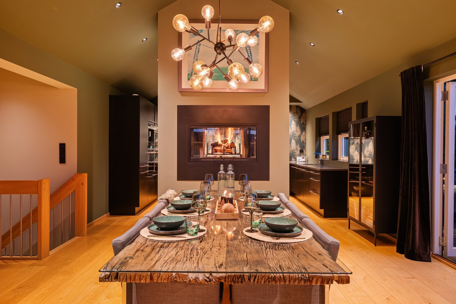 Gjennomgående peis fra spisebord til kjøkkenet Galleribilde