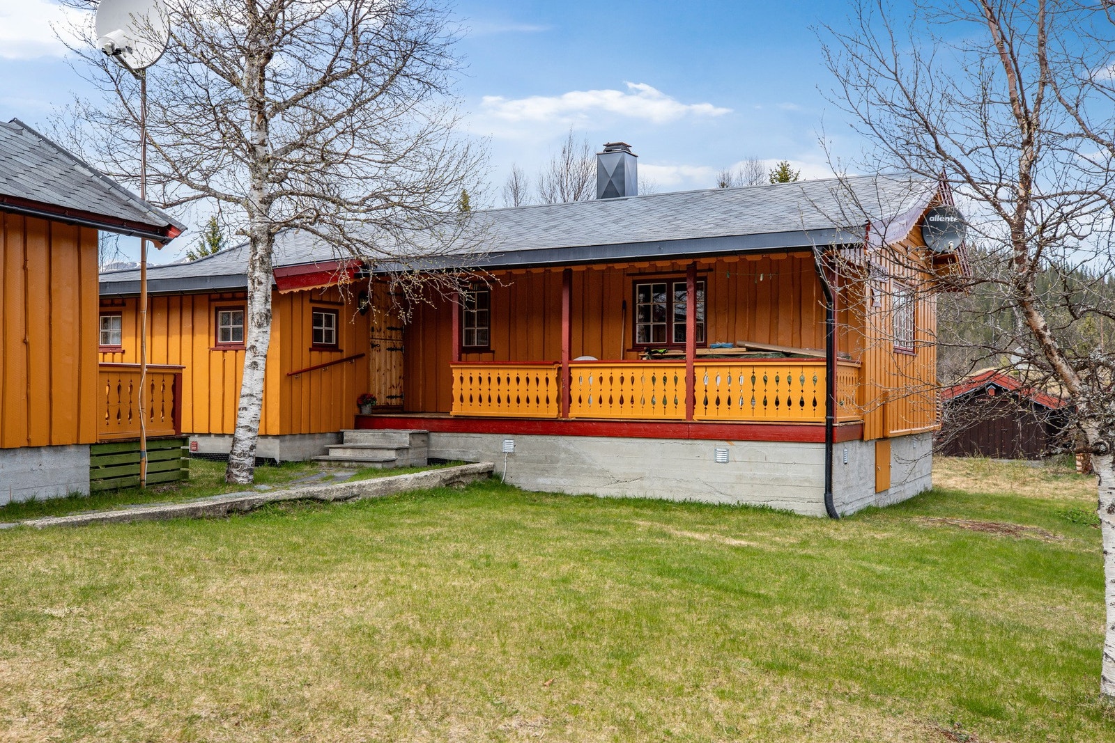 Overbygd inngangsparti i forbindelse med svalgang til enden av hytta Galleribilde