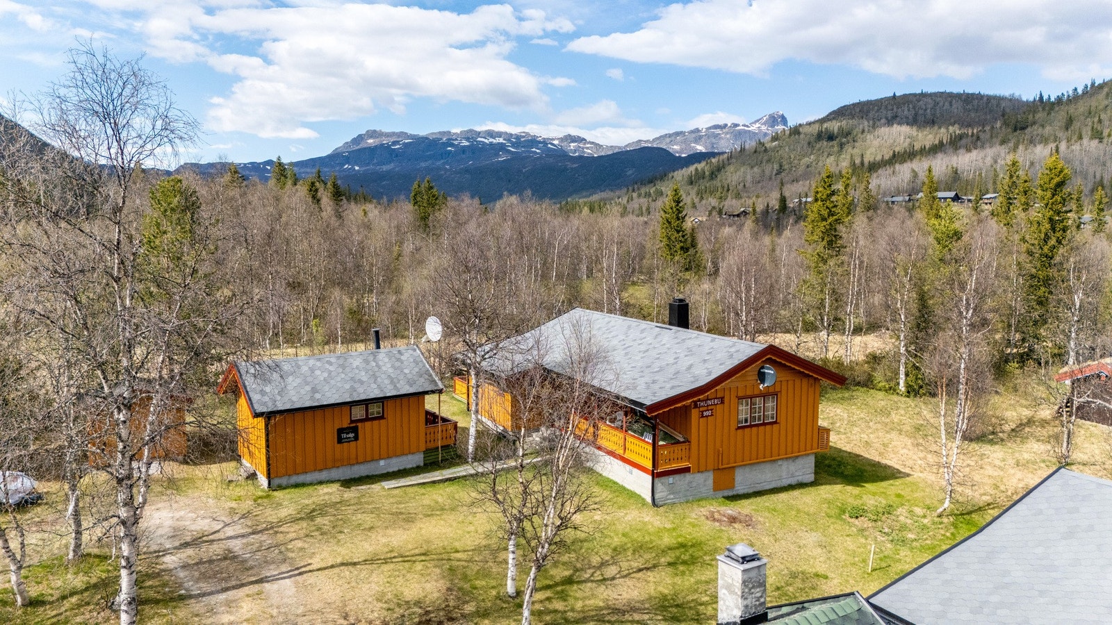 Anneks/bod har ett rom på ca. 10 kvm som selger har benyttet som ekstra oppholds-/soverom. Innlagt strøm. Bygget er ikke godkjent for varig opphold da det er byggesøkt som uthus. Les under "ferdigattest" detaljer. Galleribilde