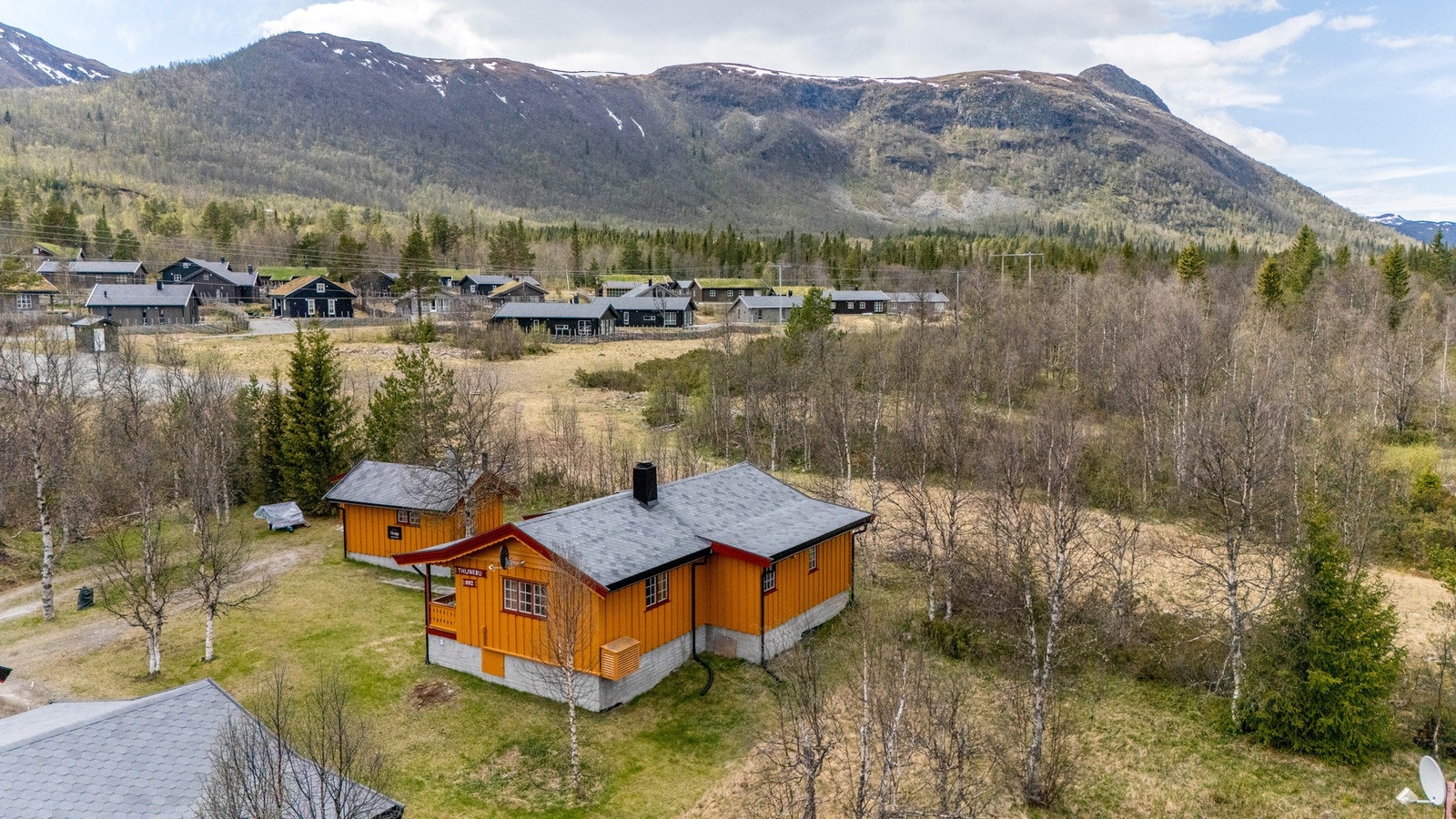 Eiendommen ligger i Vang kommune ved alpinsenteret Raudalen, nær grensen til Øystre Slidre kommune. Hytta ligger i et hyggelig lite "hyttefelt" med bare 4 eiendommer, før man kommer til det nye feltet. Galleribilde