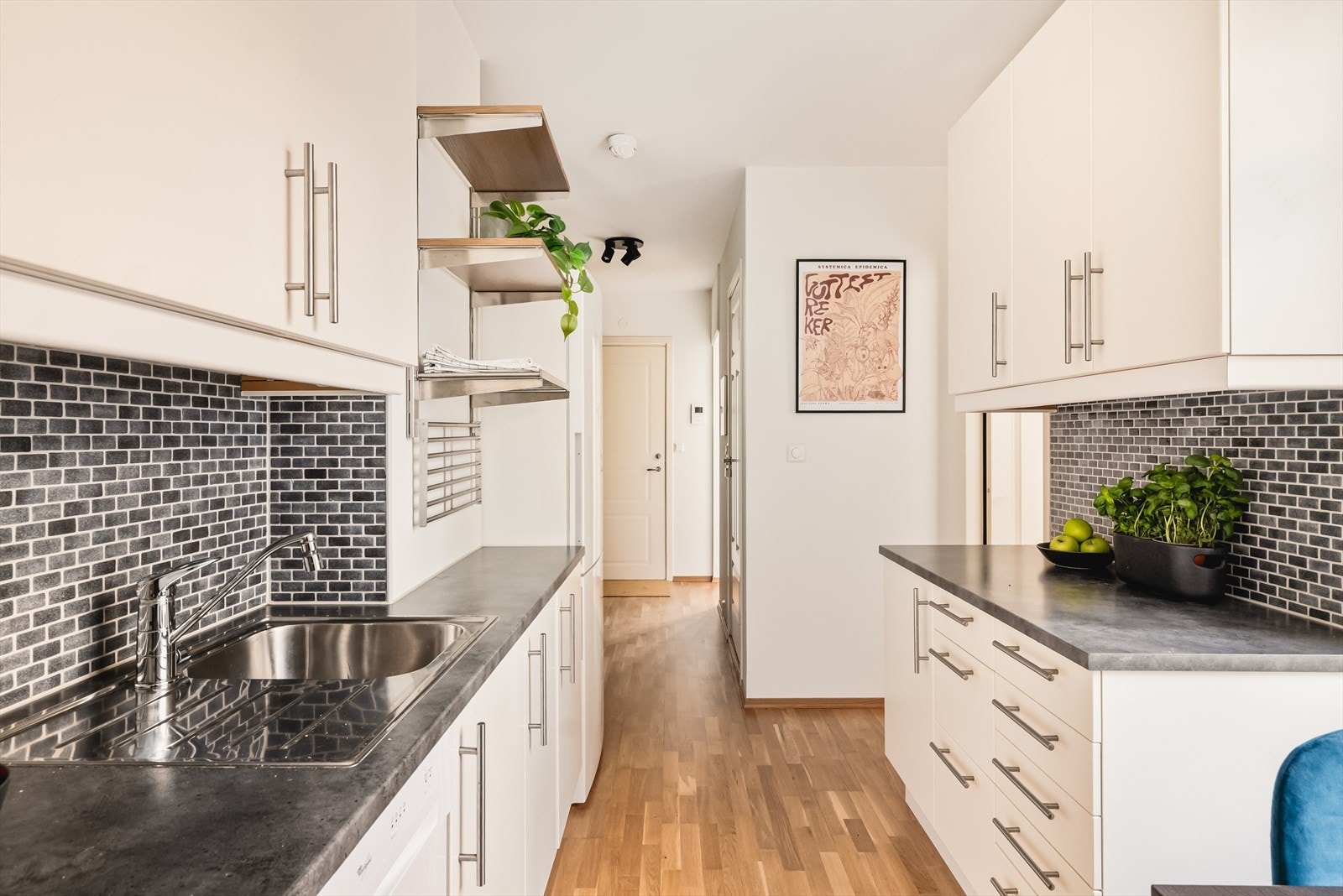 - Her er det god plass til oppbevaring i skuffer og skap - Galleribilde