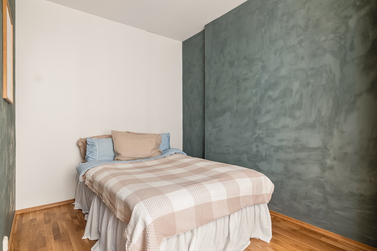 - Romslig soverom på 9,7 m² - Galleribilde