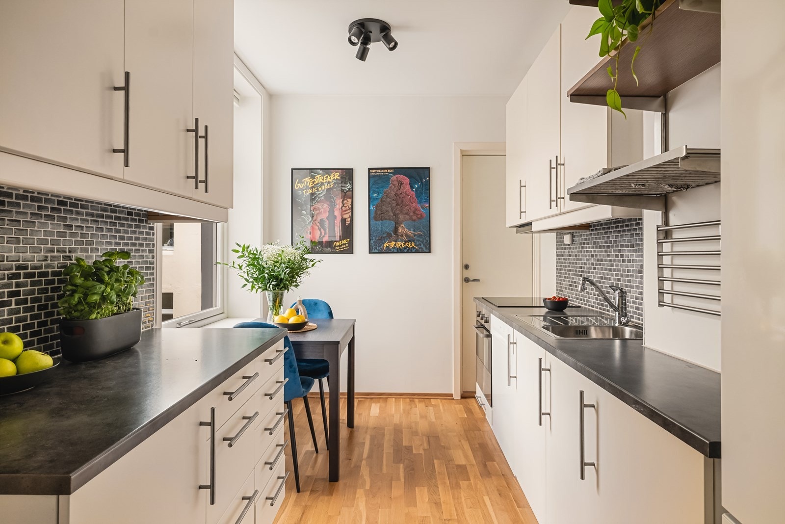 - Klassisk kjøkkeninnredning med slette fronter og benkeplate i laminat - Galleribilde