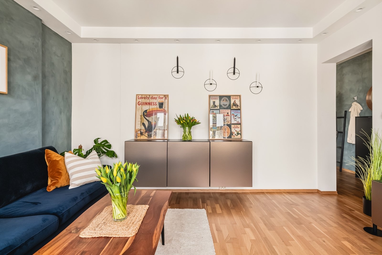 - Det er solid parkett gulv gjennomgående i hele leiligheten med unntak av på baderommet. Merk innfelte spotter i himlingen - Galleribilde