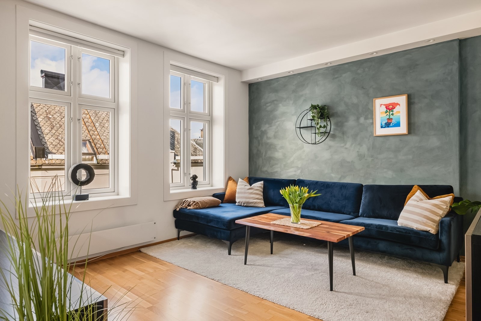 - Legg merke til de brede vinduskarmene og store vinduene som slipper inn godt med verdifullt dagslys - Galleribilde