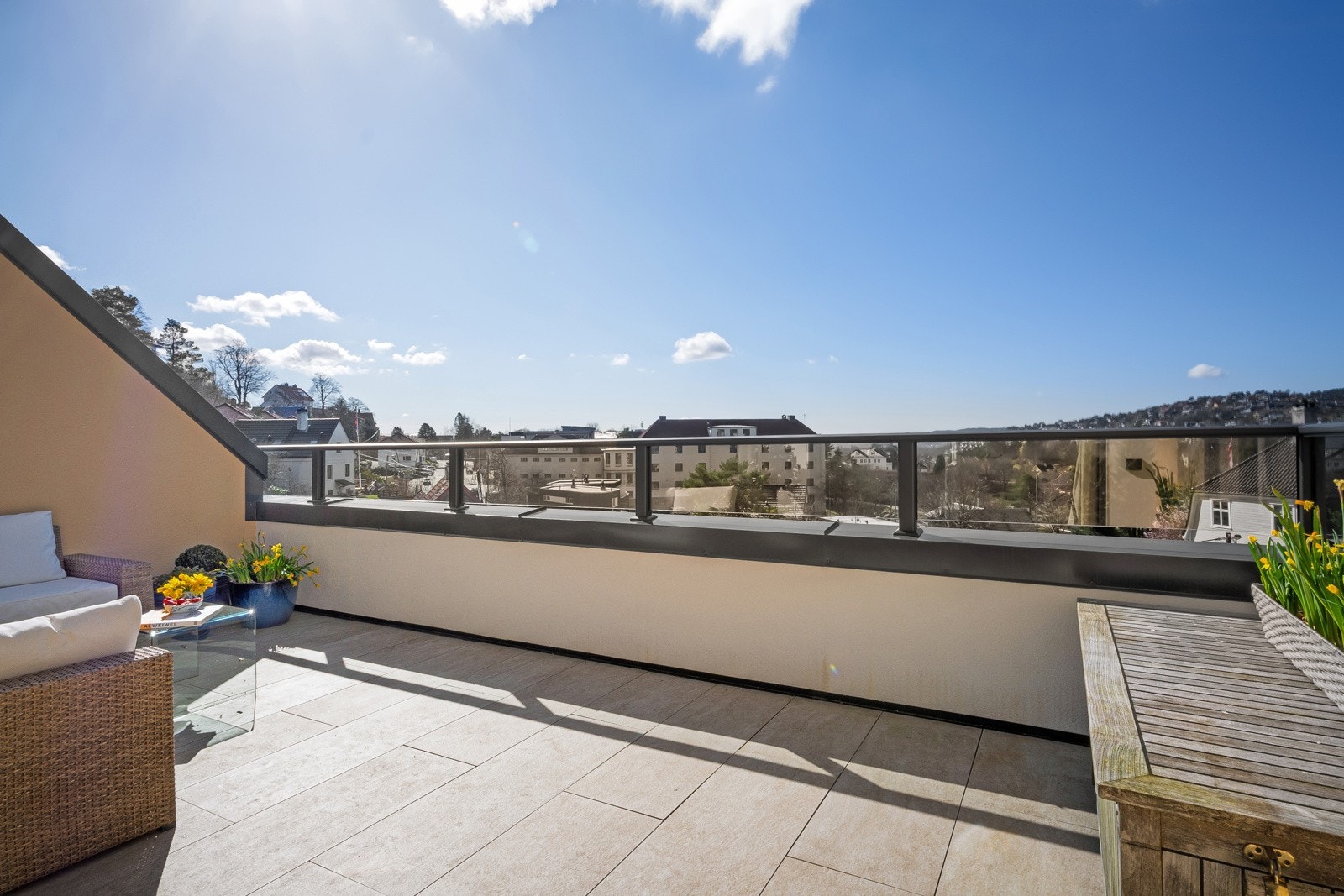 Fra stuen er det utgang til en ca 18 kvm stor privat altan Galleribilde