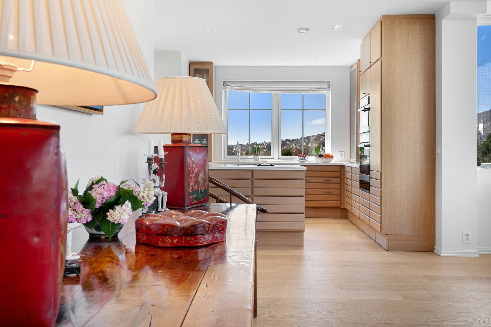 Rikelig med vindusflater gir masse naturlig lysinnfall Galleribilde