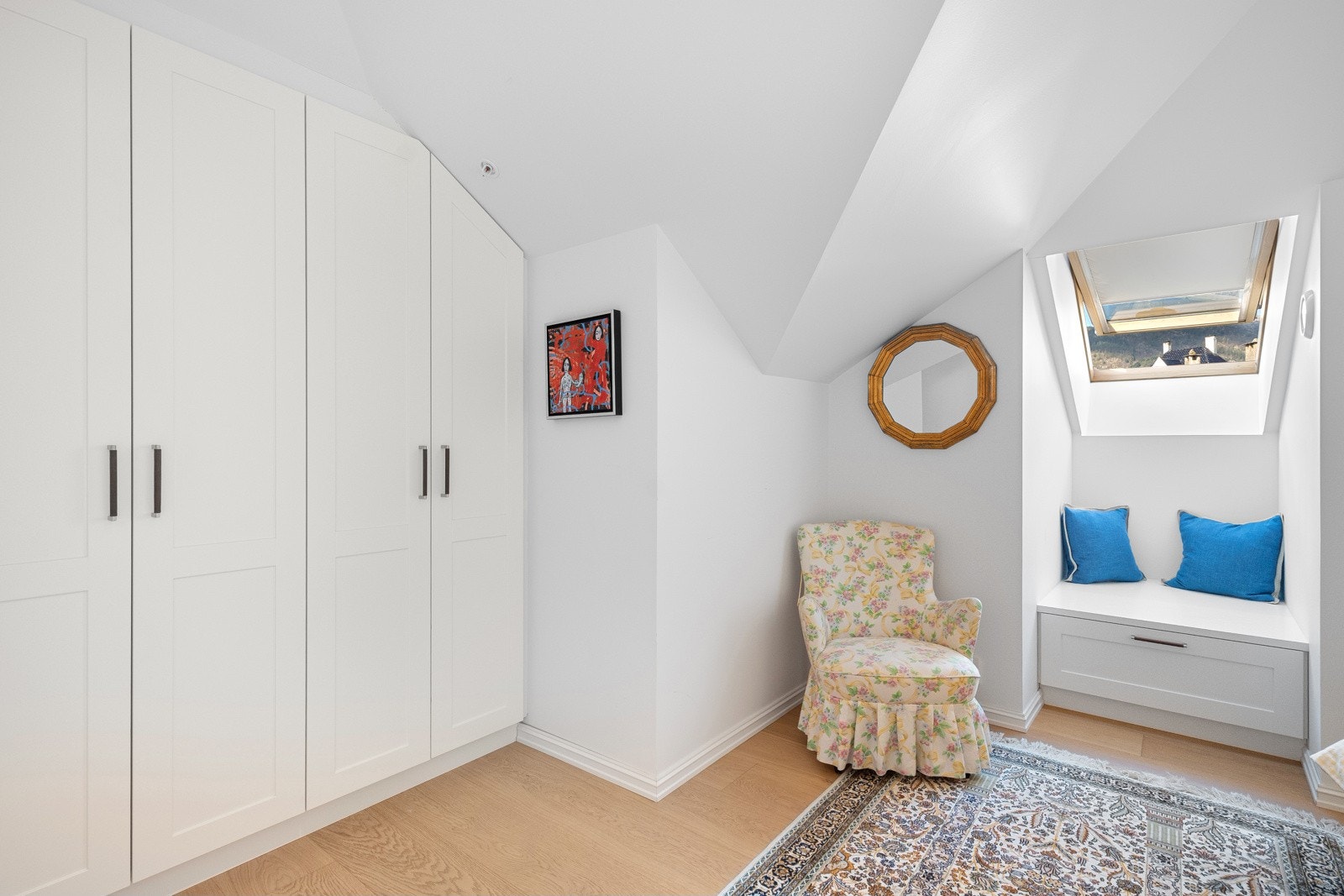 Plassbygde garderobeskap av høyeste kvalitet Galleribilde