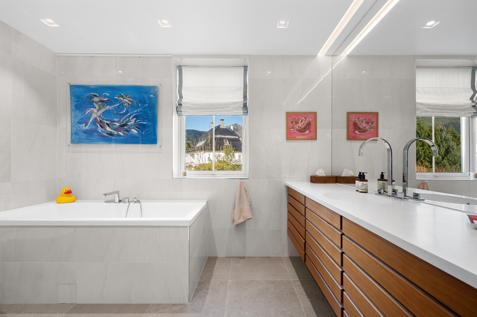 Badet har både dusjnisje og badekar Galleribilde