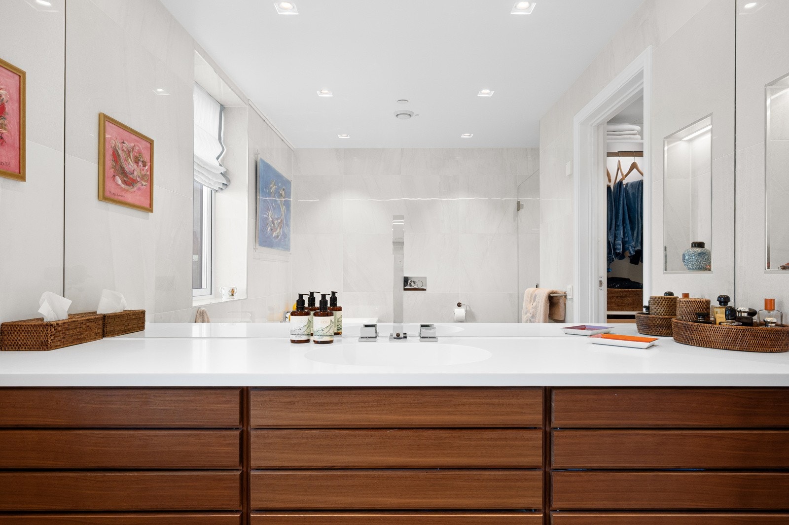 En-suite bad i forlengelse av soverommet. Innredning fra Multiform Galleribilde