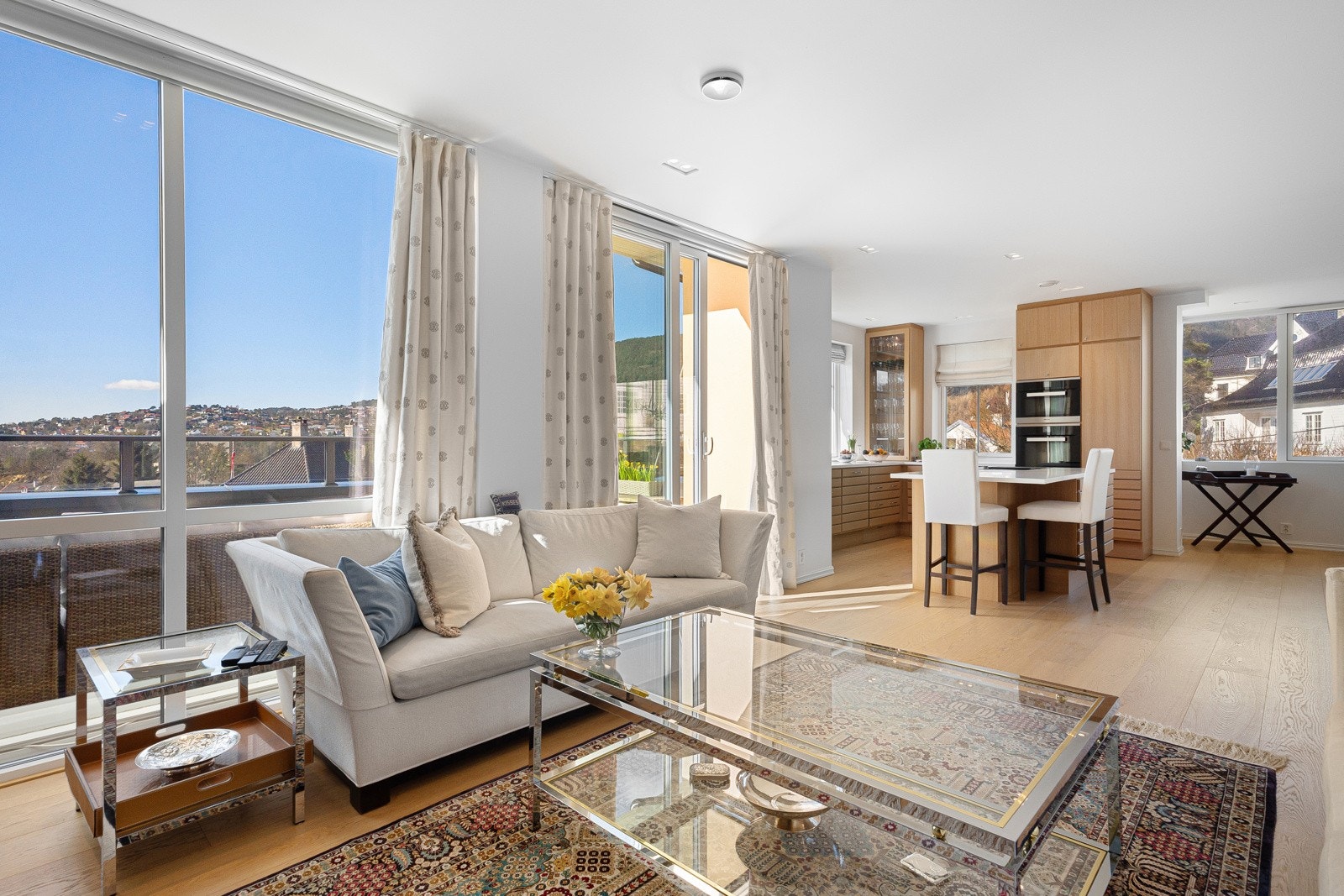 Lyst, elegant og hele 181 kvm å boltre seg på. Galleribilde