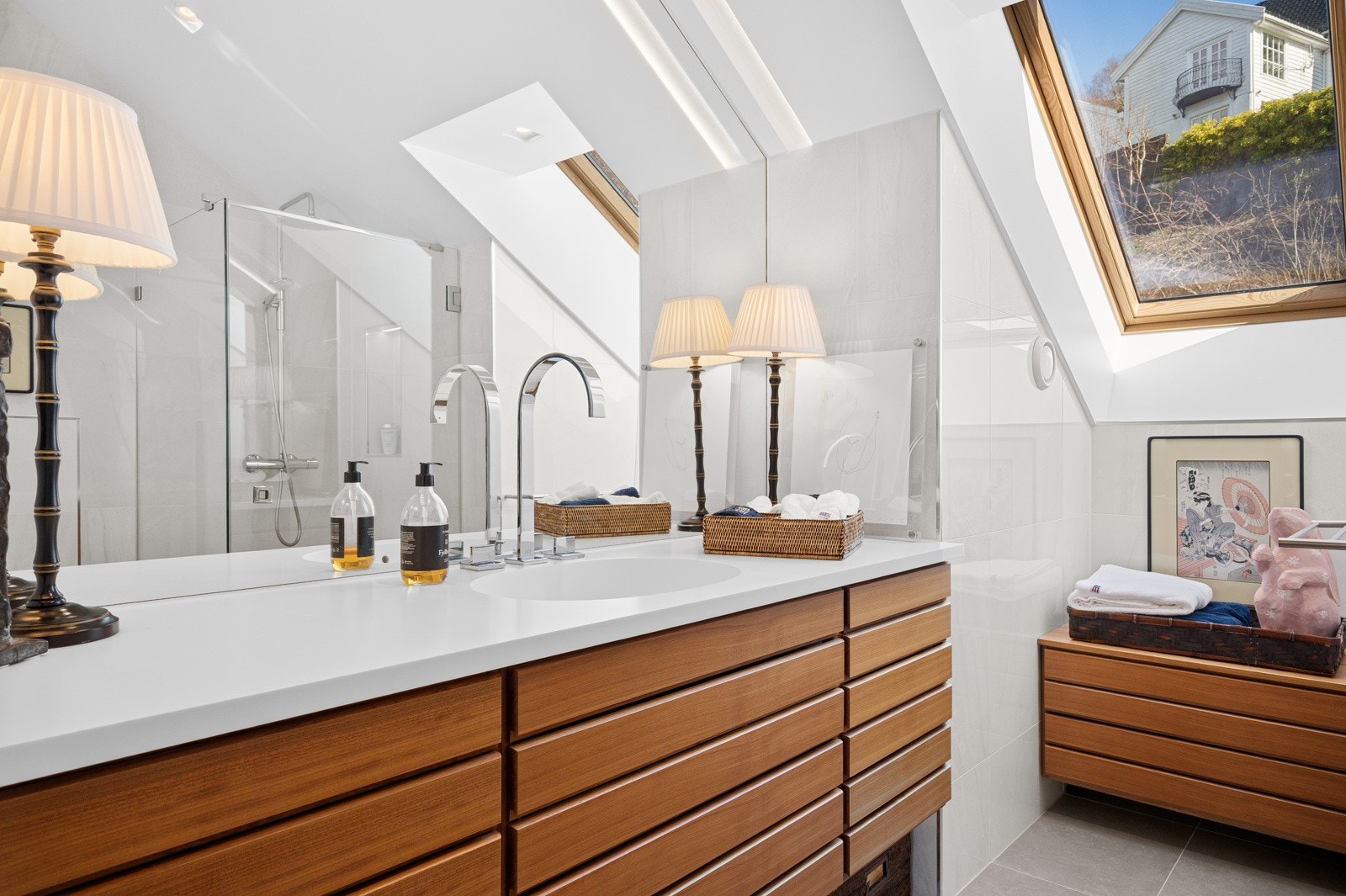 Nydelig bad i øverste etasje. Også her er innredningen fra Multiform Galleribilde